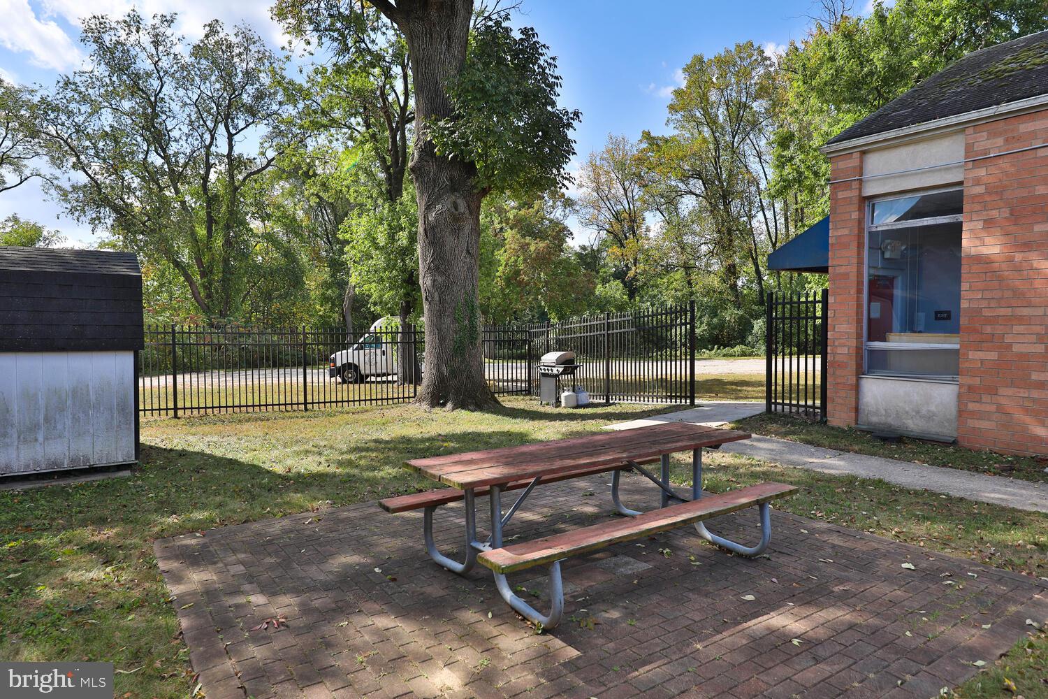 ROXBOROUGH - Commercial Sale