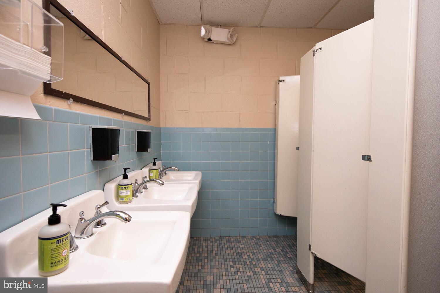 ROXBOROUGH - Commercial Sale