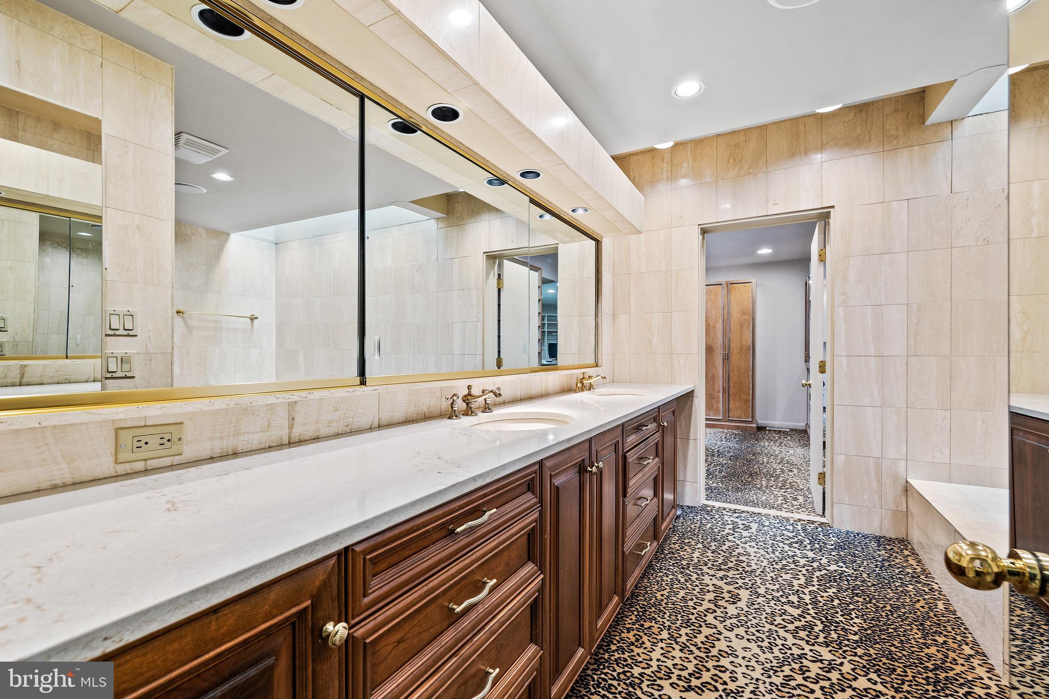 LEISURE HILL - Residential