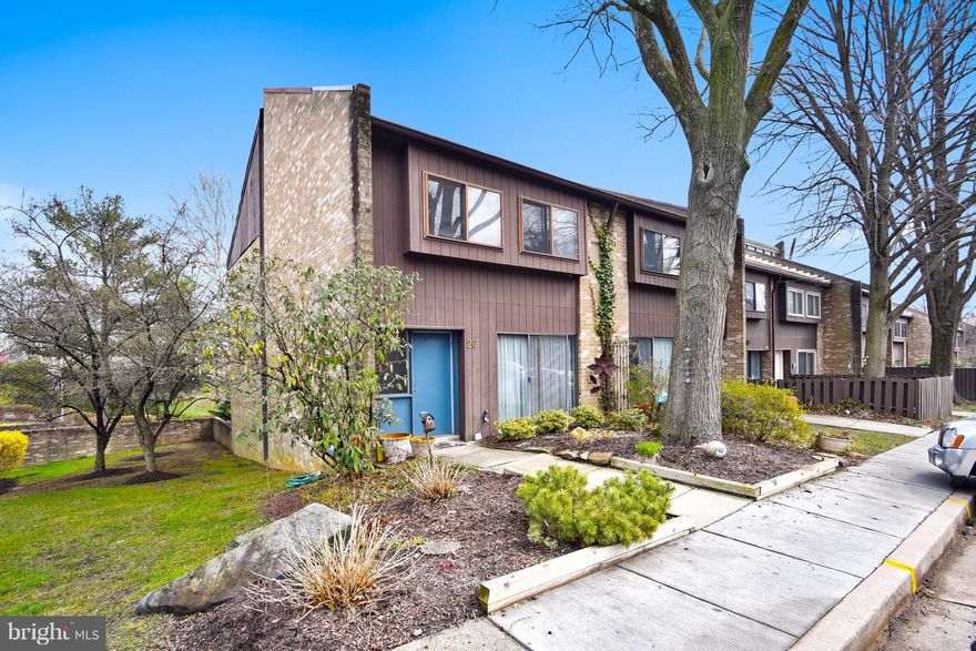 Great end unit in a location that cannot be beat in the Copper Hill Community.Over 2000 feet of finished square footage in this 3 BR, could be 4 BR home.Large living spaces, finished BSMT, and spacious Master.Not far from Mt. Washington retail, bars and restaurants. Fresh paint and new carpets, gleaming hardwoods.2 wood burning FP.New HVAC and water heater 2017. Condo fee includes community pool.