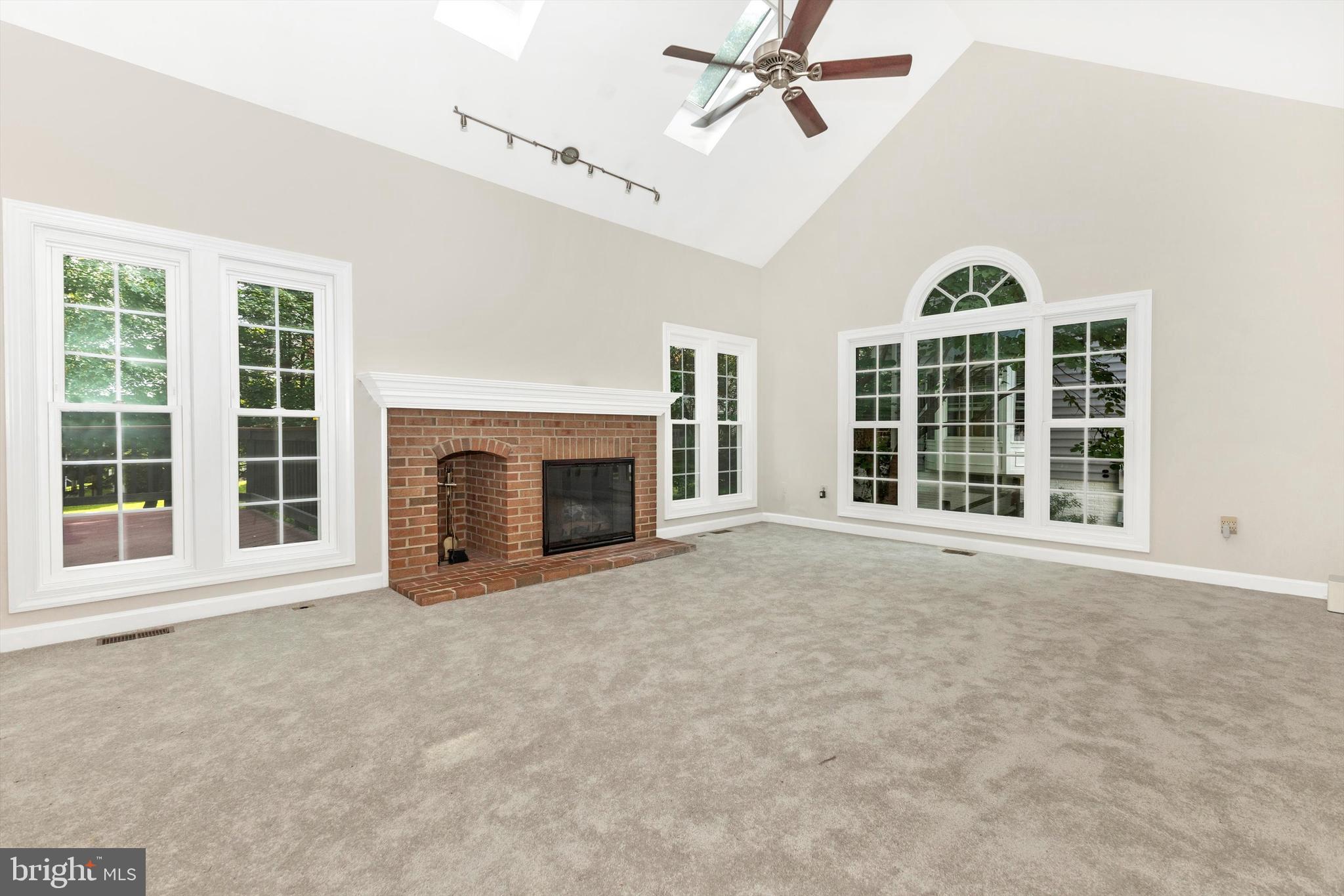 QUINCE ORCHARD KNOLLS - Residential