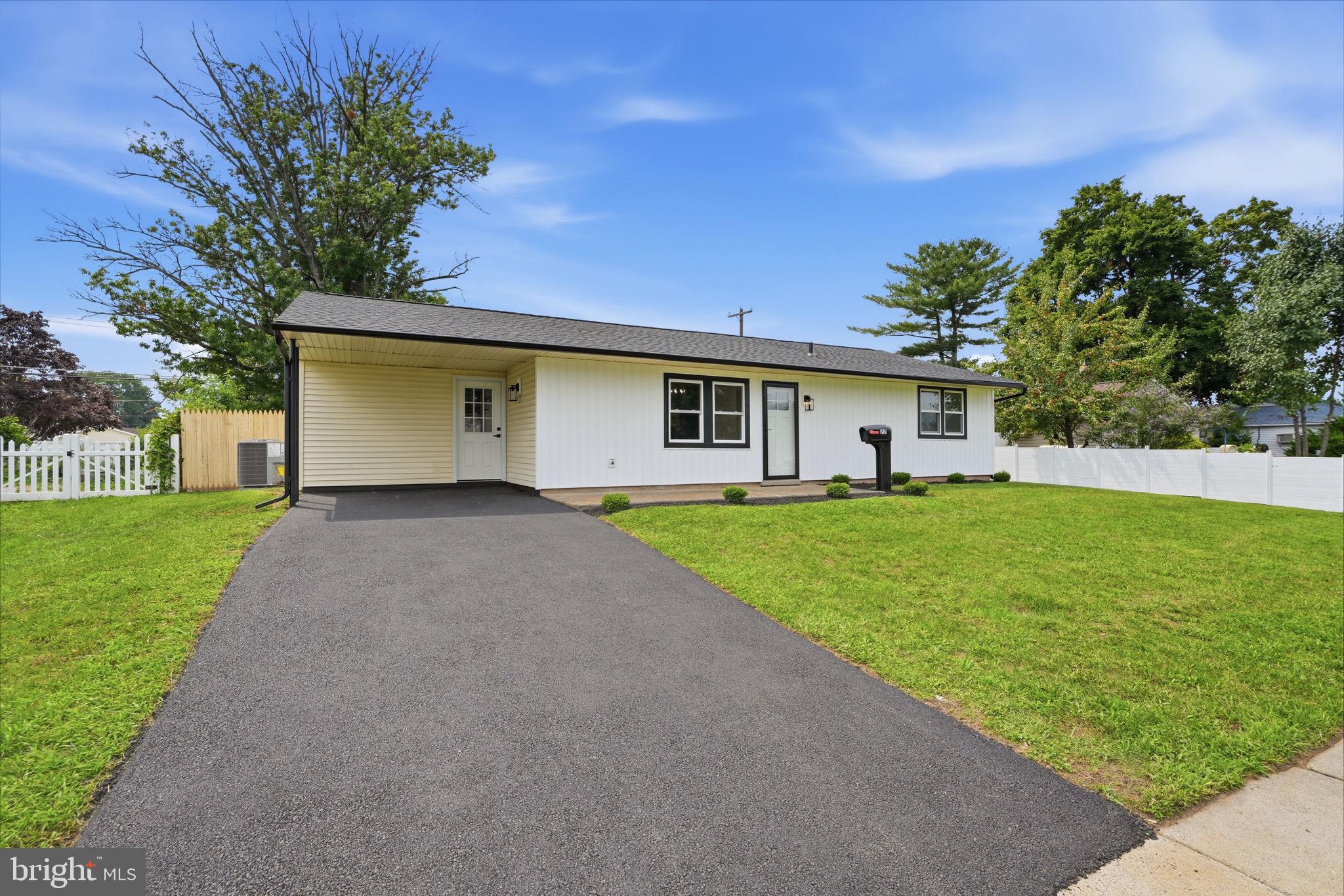27 LAKESIDE DRIVE W