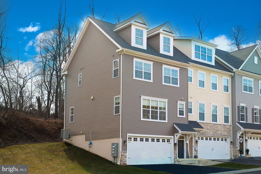 Photo of 404 Rock Run Circle, BROOMALL, PA 19008 (MLS # PADE2106572)