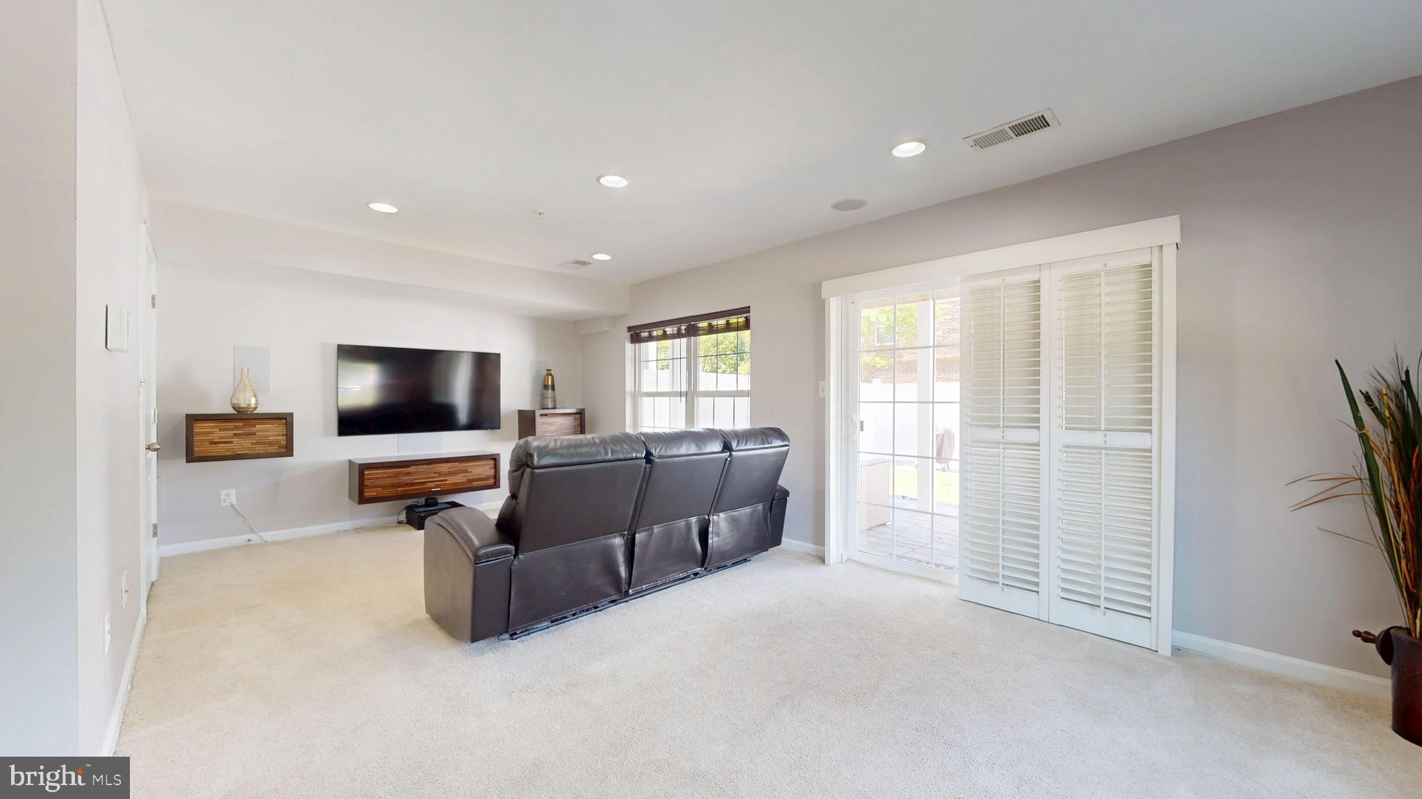 CHELSEA MANOR - Residential