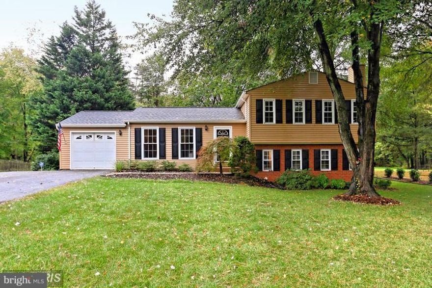 YOU MUST COME INSIDE TO SEE **BEAUTIFULLY UPDATED HOME ON PRIVATE .46 ACRES BACKS TO PARKLAND**SPACIOUS OPENFLOORPLAN**GORGEOUS UPGRADES THRU-OUT **LOVELY EAT-IN KITCHENw/ GRANITE & STAINLESS STEEL APPLIANCES**LOWER LVL 4TH BEDRM/OFFICE**LOVELY BRICK PATIO TO ENJOY VIEW** NEAR RESTON TOWN CENTER, MINUTES from NEWMETRO**