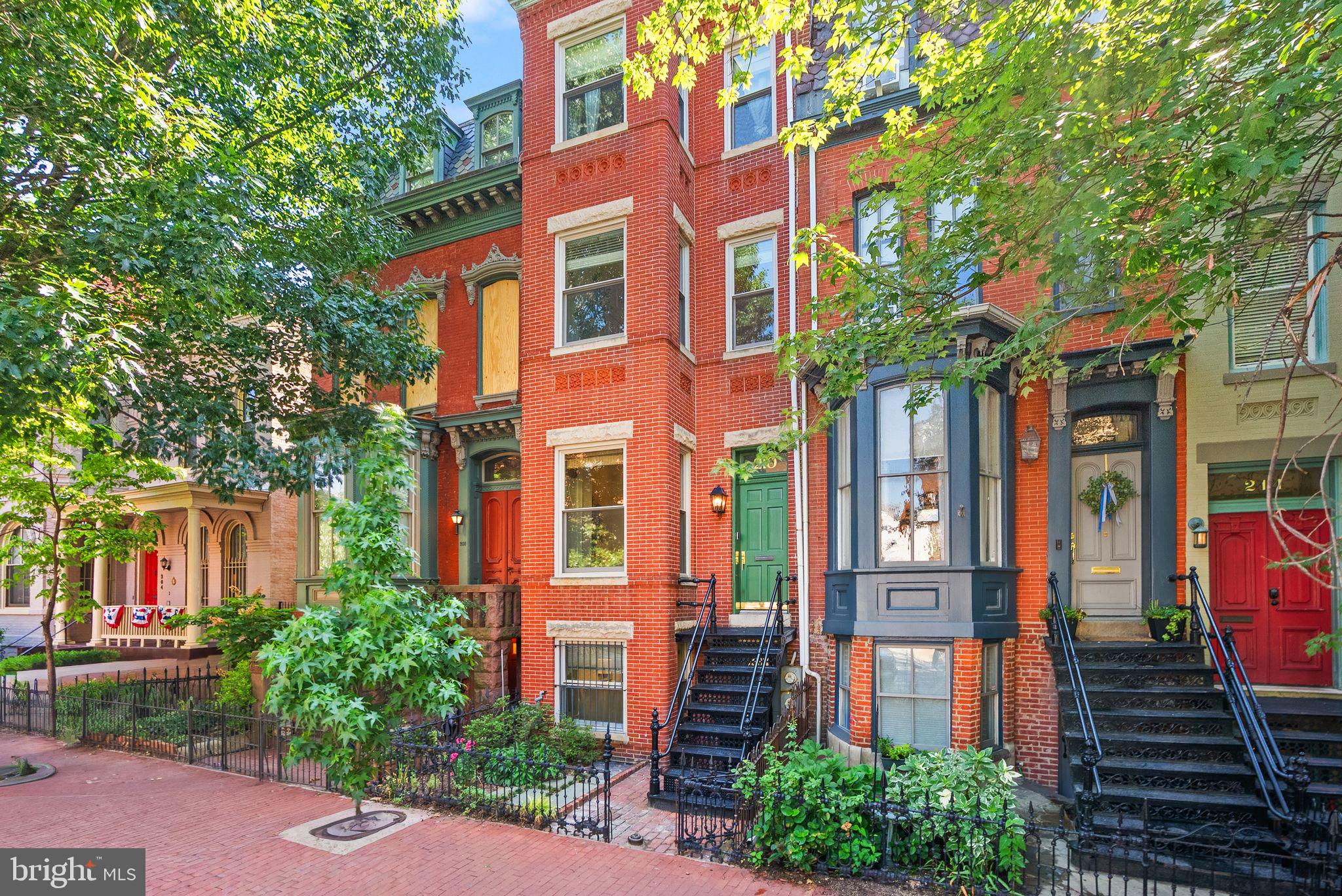 210 4TH STREET SE