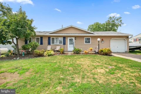 56 Gridiron Road, Levittown, PA 19057 - #: PABU2126652