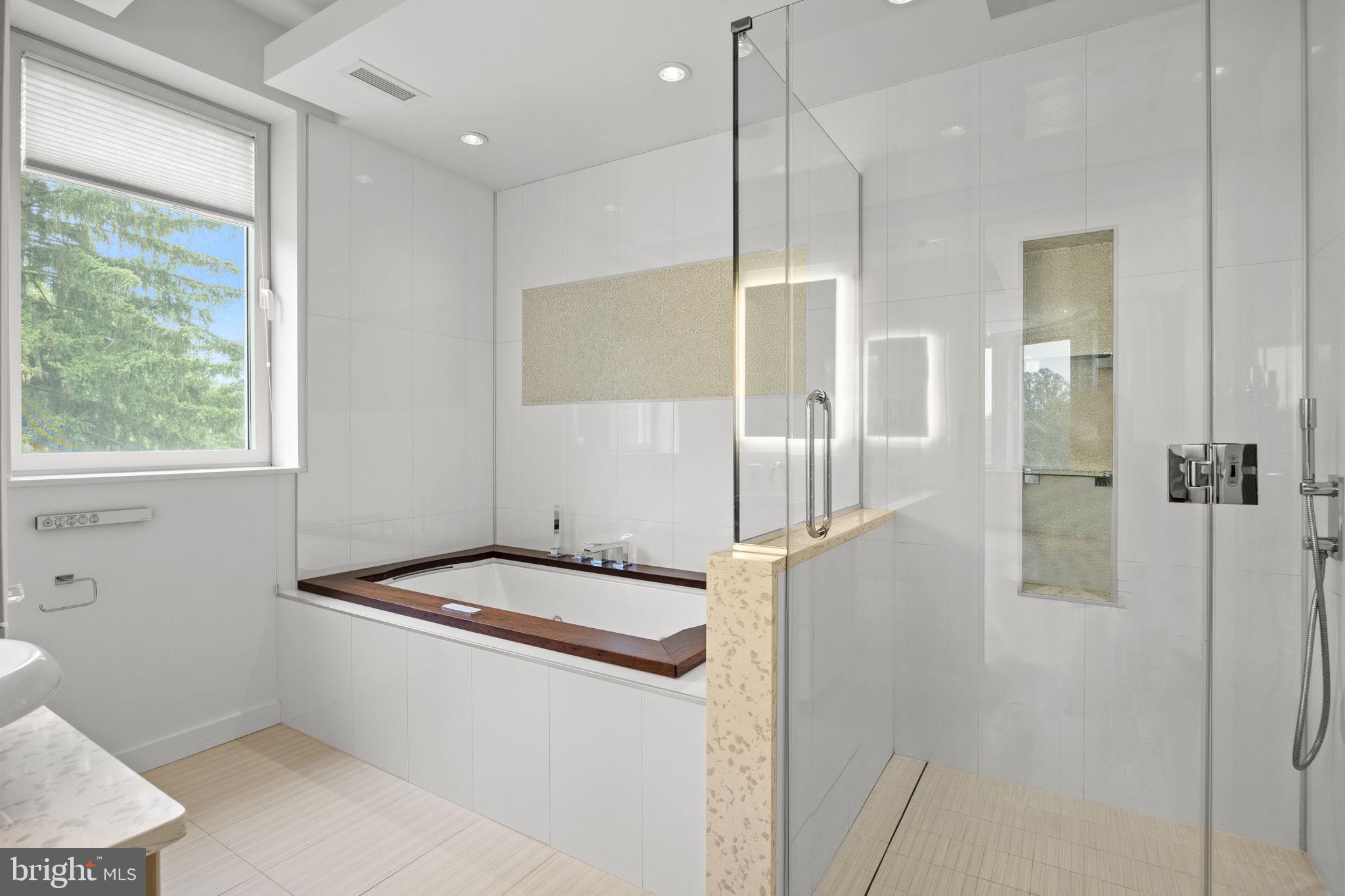 HUNTINGDON VALLEY - Residential