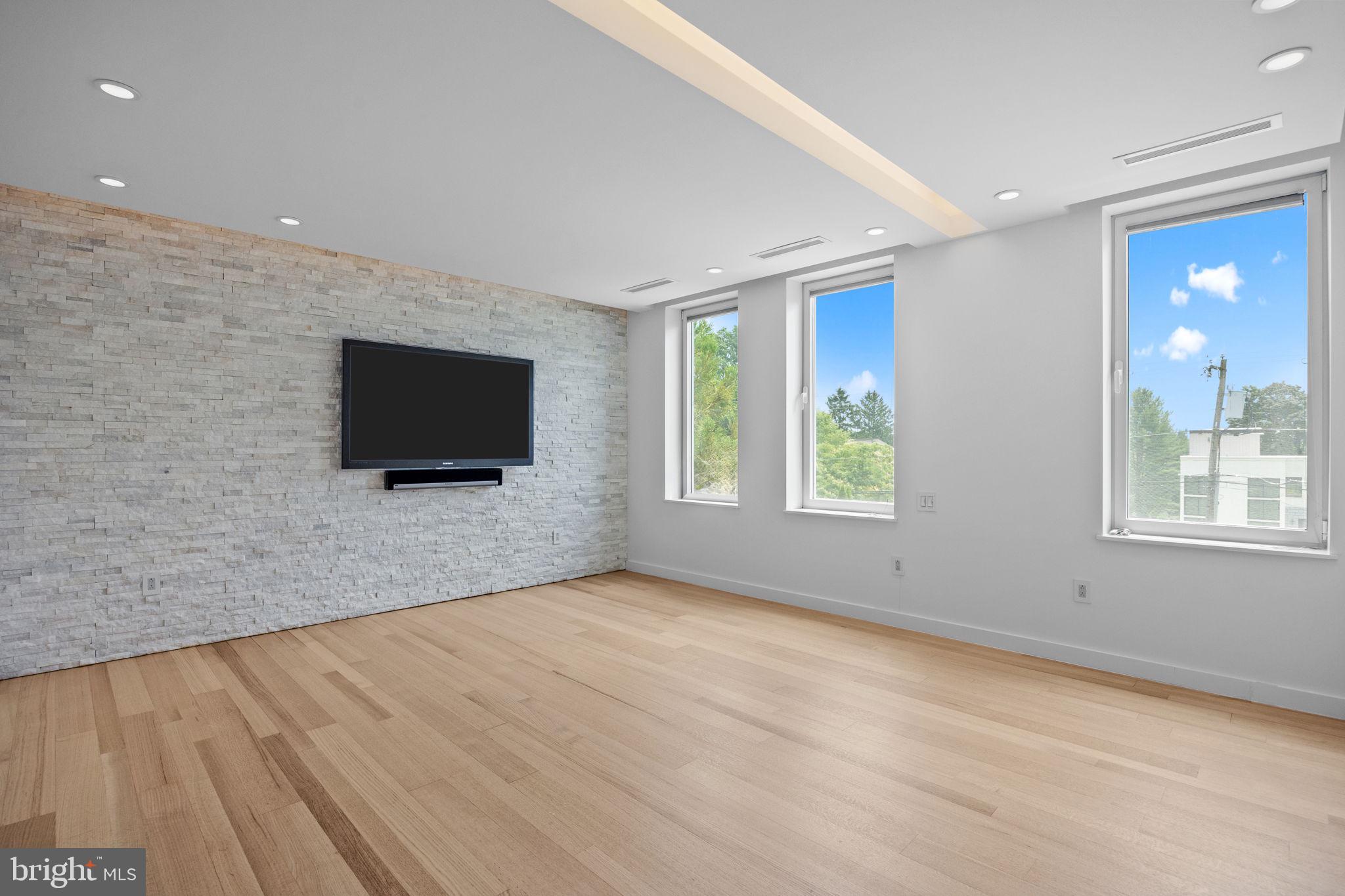 HUNTINGDON VALLEY - Residential