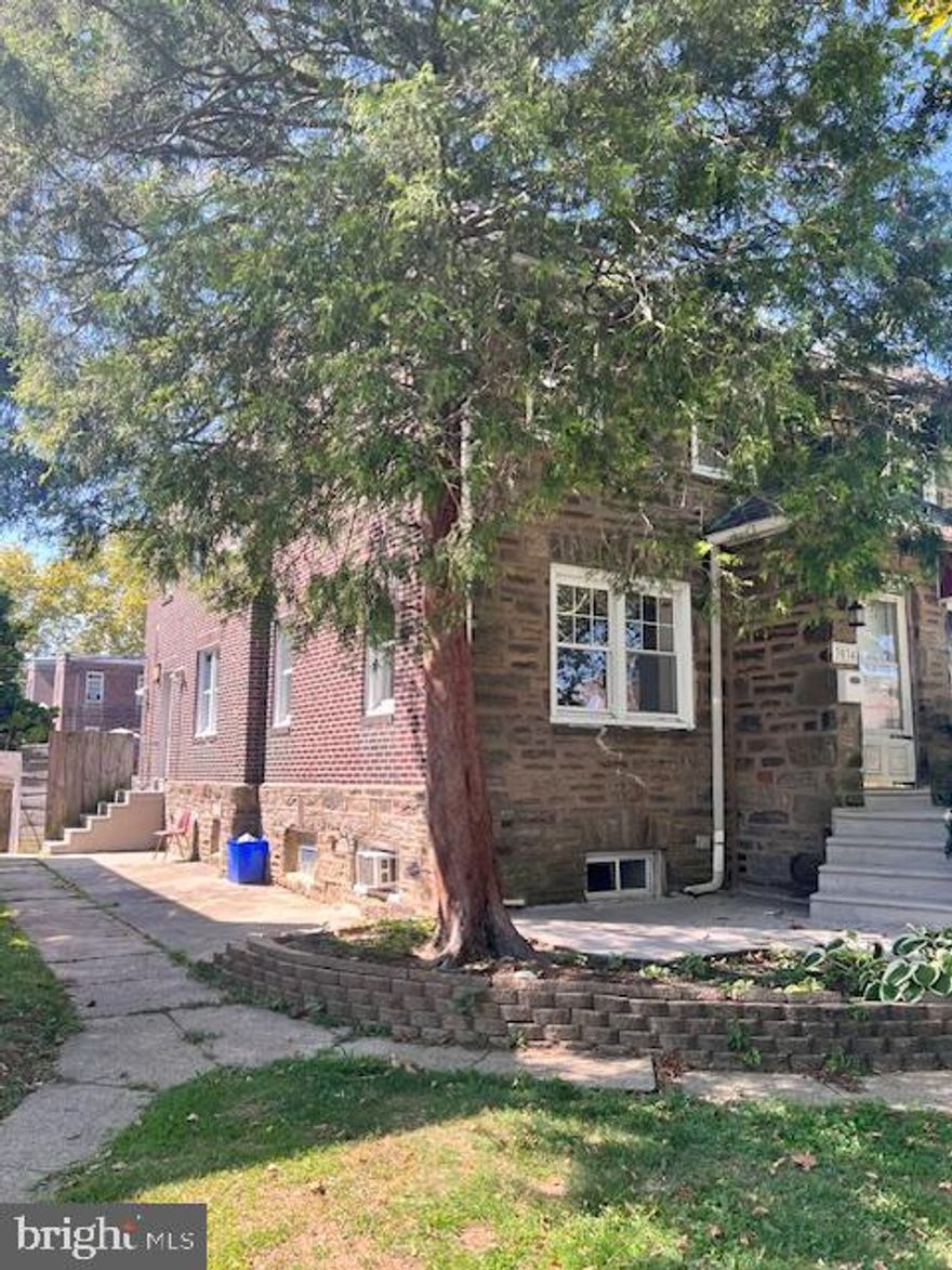 Large Twin in very center location of Mayfair. 3 spacious bedrooms/full bathroom in upper level and additional bedroom/powder room in lower level. Large Back yard with fence. Minute to Super markets and Roosevelt Mall.