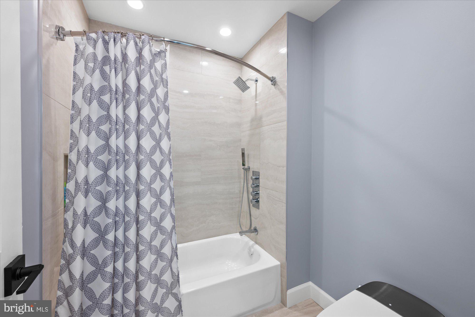 POTOMAC VILLAGE - Residential