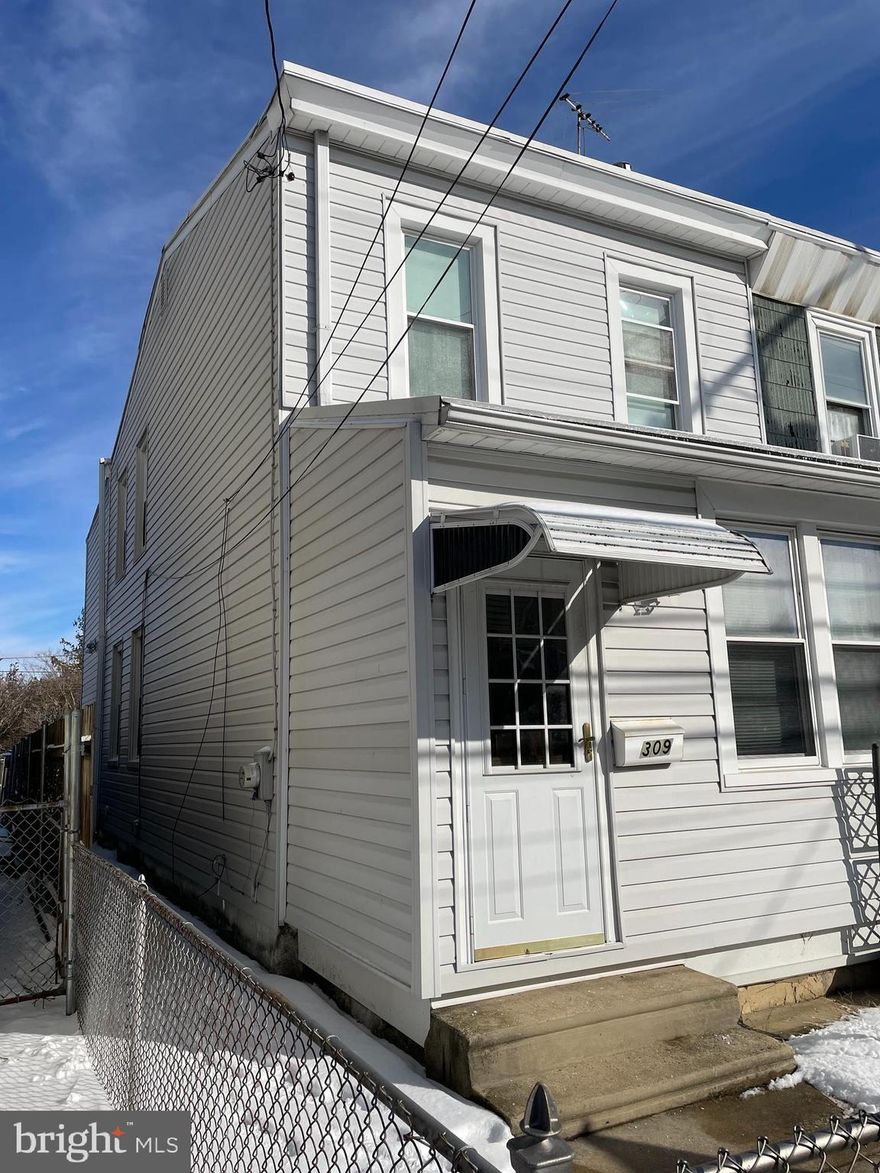 Welcome home to this charming 3  bedroom, 1 and 1/2 bathroom end-unit twin in Drexel Hill's Garrettford neighborhood. The front porch that has been enclosed, which would make a great 3 Season/Sunroom, enter into the warm & inviting living room with built-ins that add to it's character. Large eat-in kitchen, with a TV room off of the kitchen. Two off-street parking spaces . Convenient access to public transportation. Hot water heater is only one year old.

Ask me about first-time homebuyer grants!