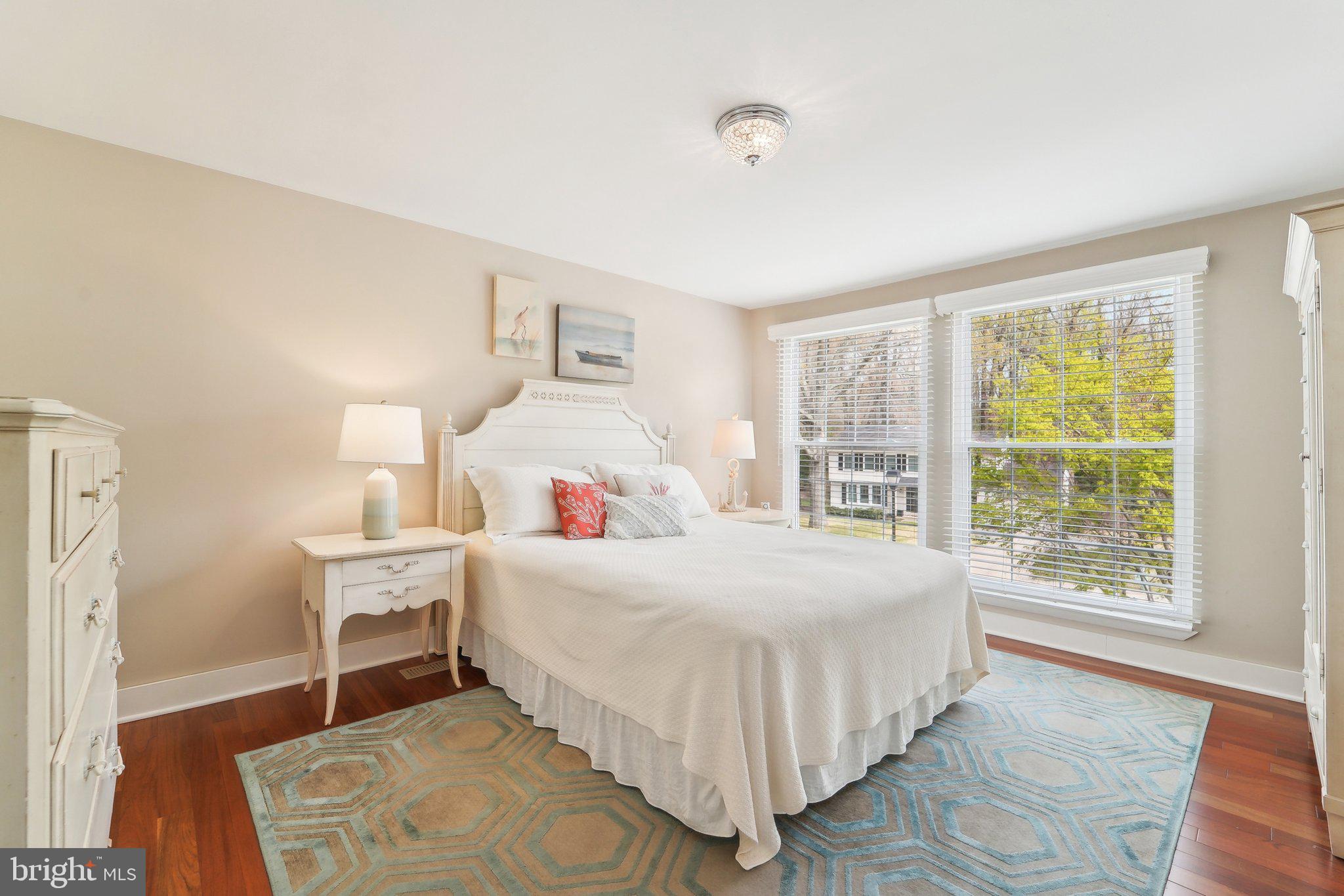 BAY HILLS - Residential