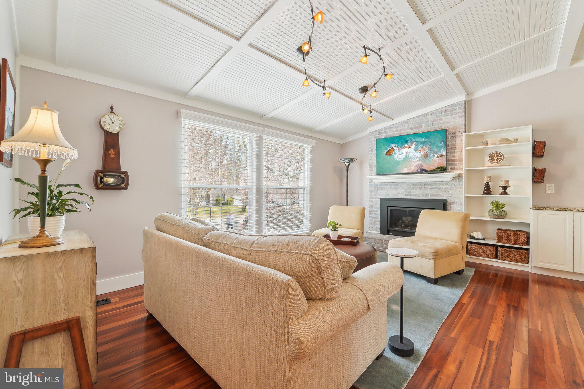 BAY HILLS - Residential