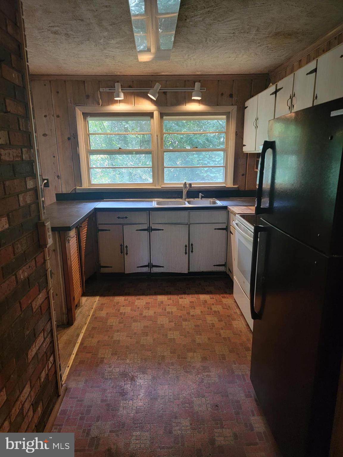 SUNRISE BEACH - Residential