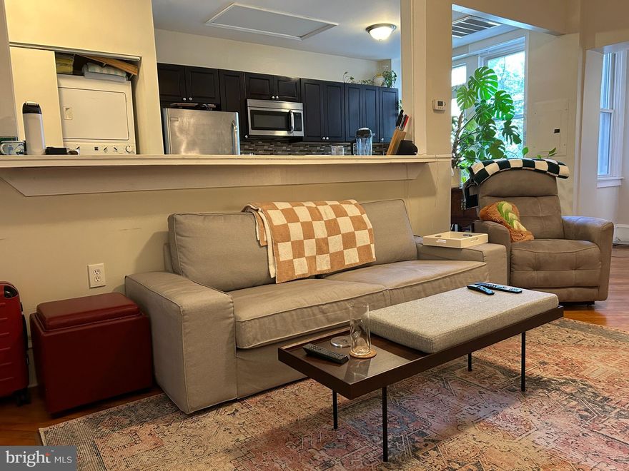 Absolute bargain for a super apartment in a great area. Priced low for a tenant looking to move in this September. Early bird gets the worm. Photos will be posted next week but feel free to make an appointment and see it now.