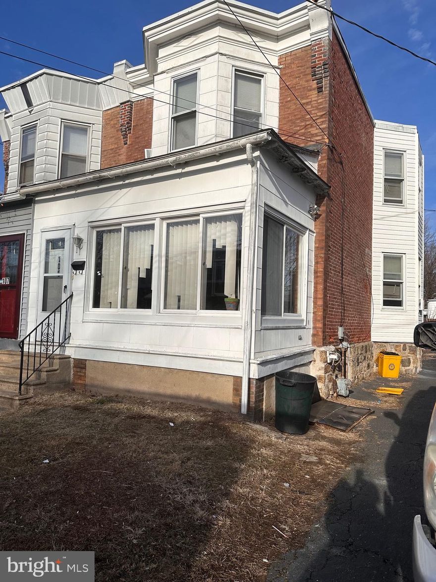 Welcome to 105 Jackson Ave, a spacious home brimming with potential. With just a few minor repairs, this large property could be transformed into your dream home. The seller is highly motivated to sell, making this an incredible opportunity to purchase a home with great value. Don’t miss out on the chance to make this property your own!