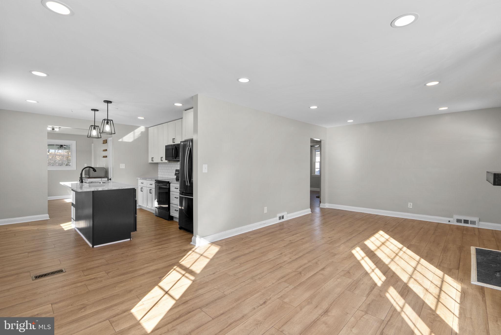 PARADISE MANOR - Residential