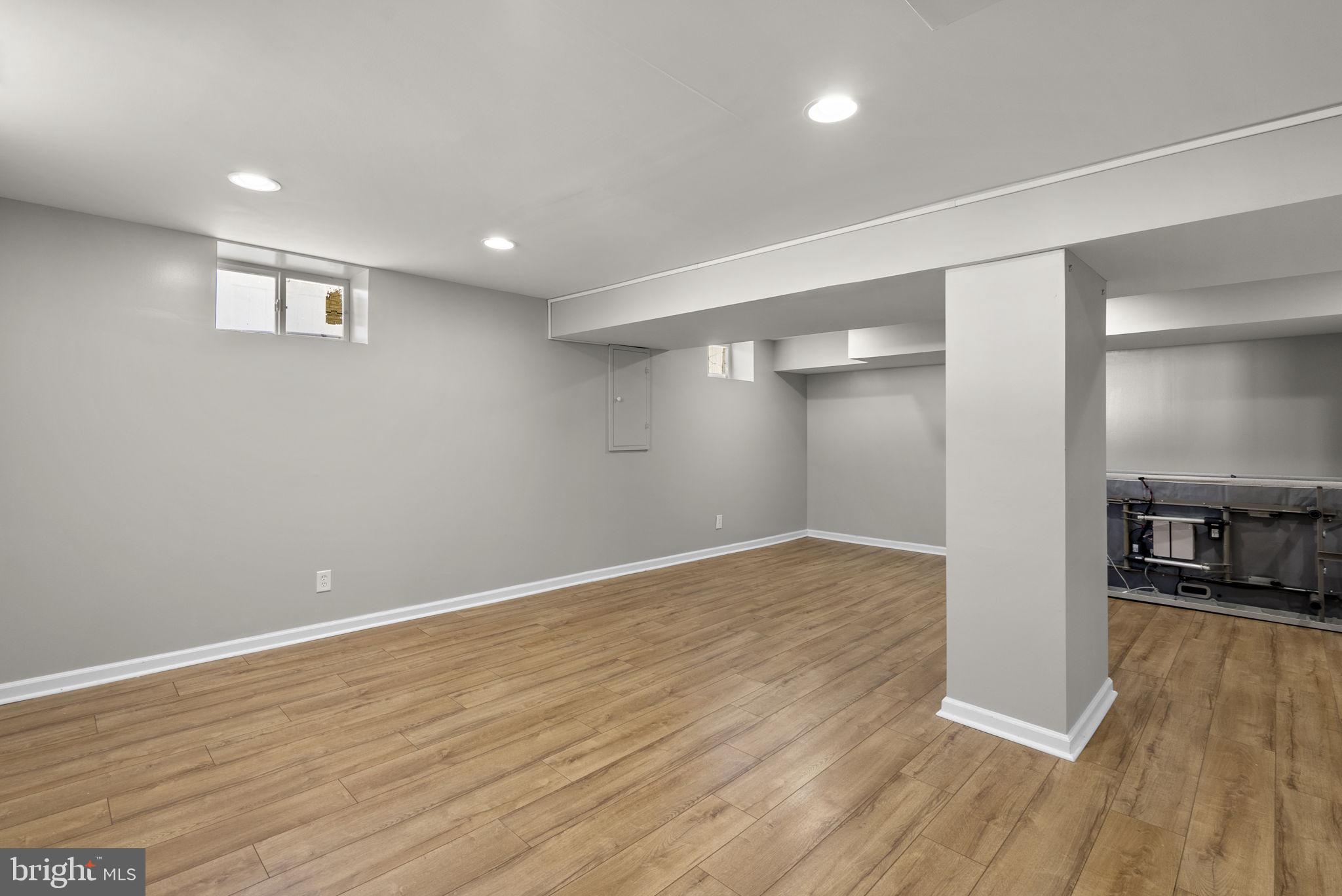 PARADISE MANOR - Residential