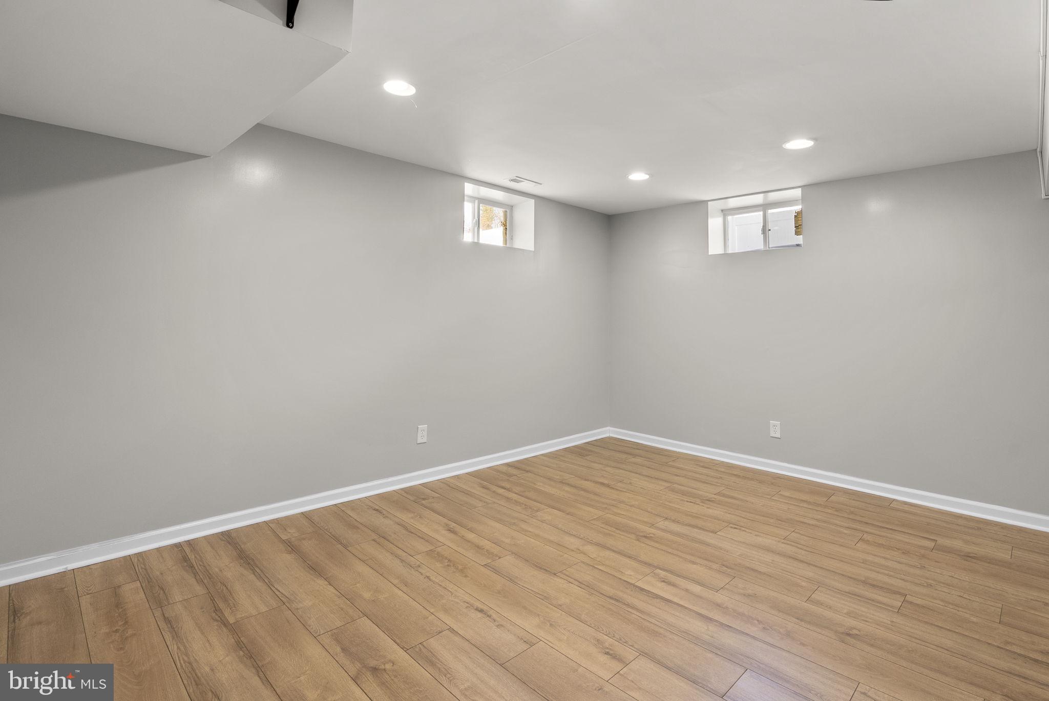 PARADISE MANOR - Residential