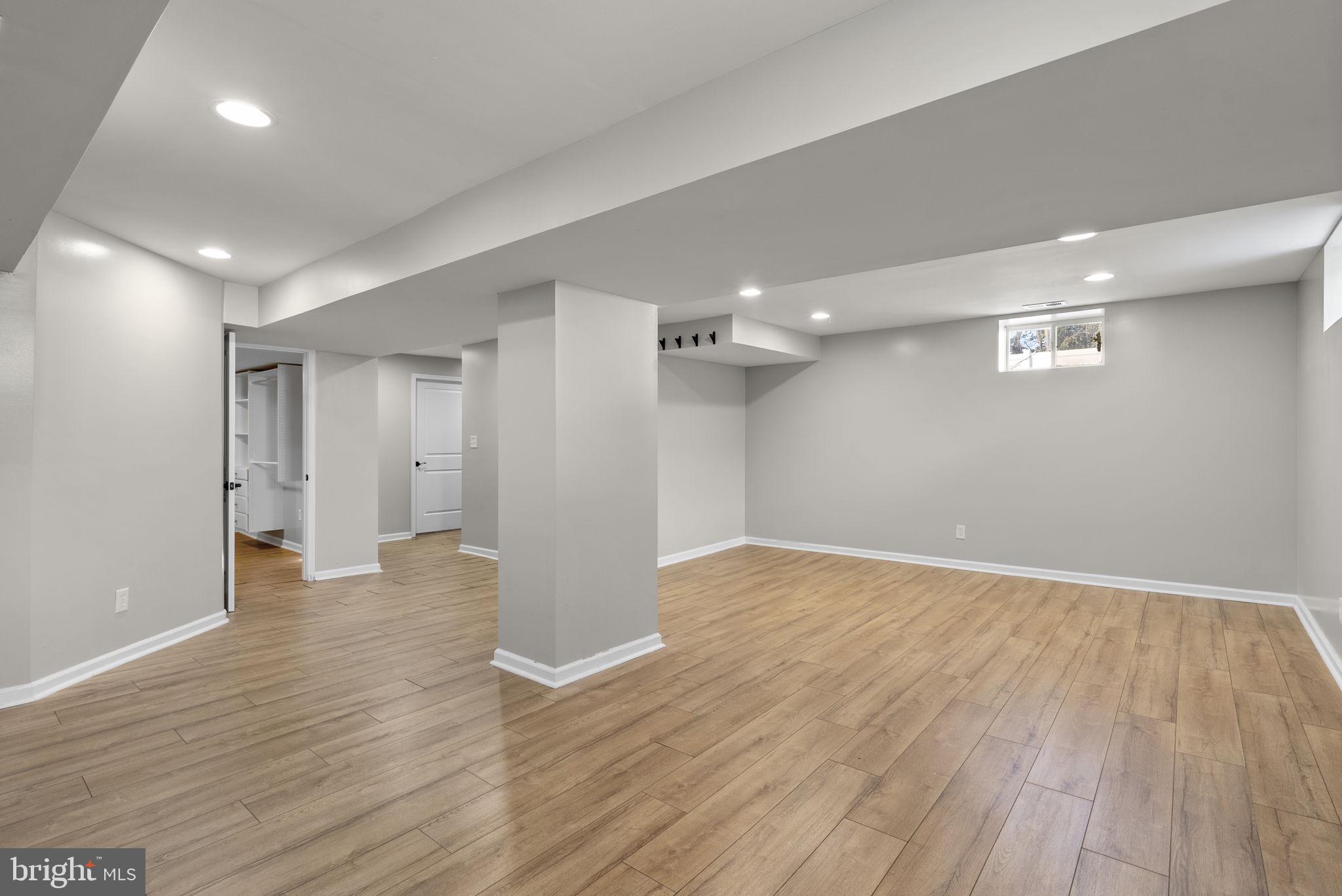 PARADISE MANOR - Residential