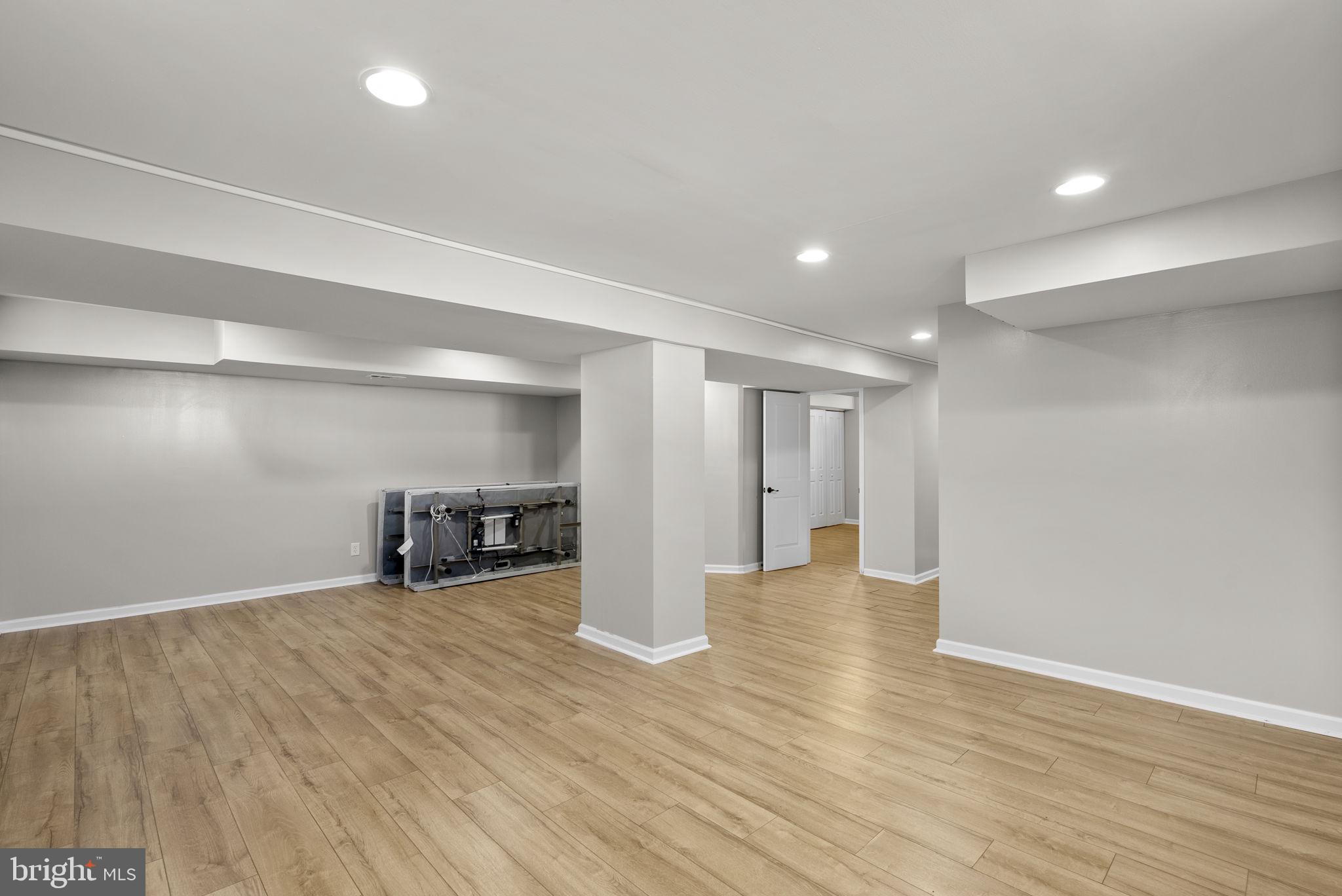 PARADISE MANOR - Residential