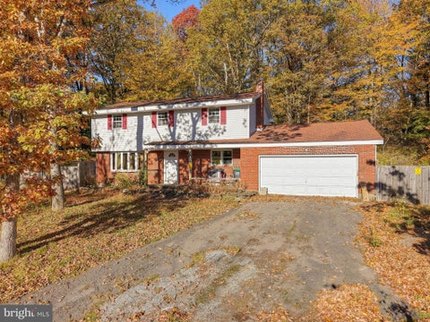 Photo of 10 Hemlock Road, MOUNT POCONO, PA 18344 (MLS # PAMR2007634)