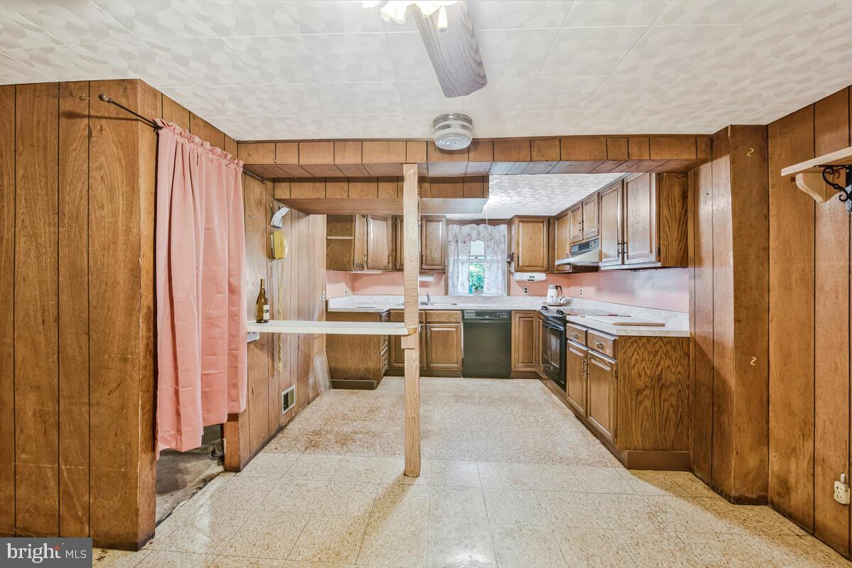 WASHINGTON SUBURBAN HOME - Residential