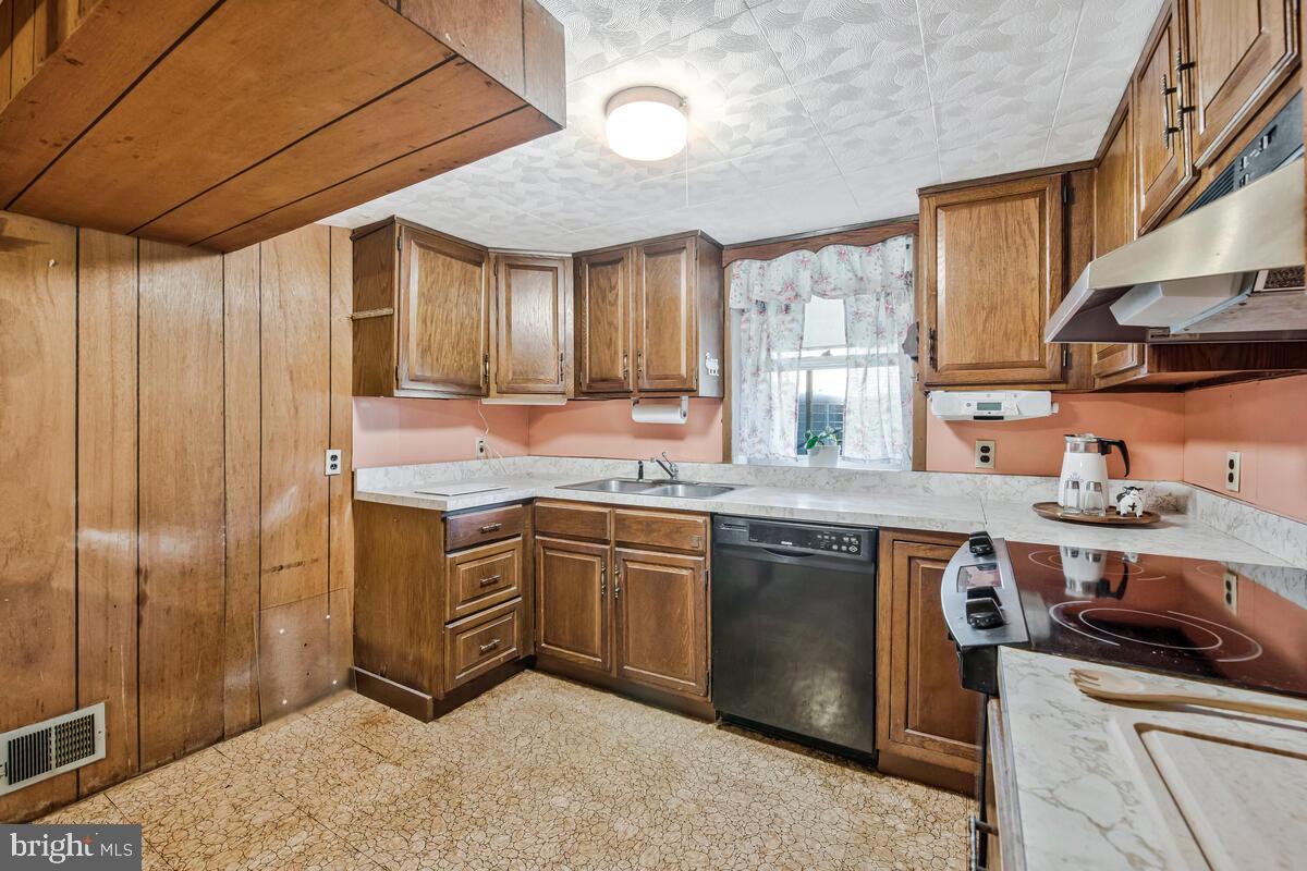 WASHINGTON SUBURBAN HOME - Residential