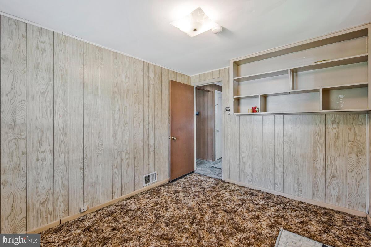 WASHINGTON SUBURBAN HOME - Residential