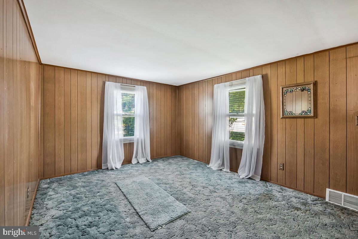 WASHINGTON SUBURBAN HOME - Residential