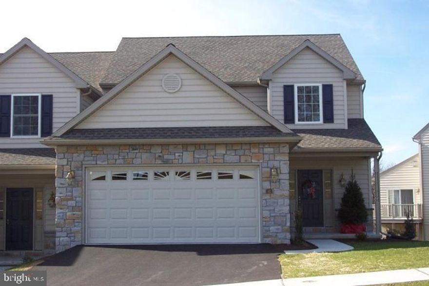 Great Floor plan with Daylight basement, sunroom, 9' ceilings & your choice of flooring & paint. HOA fee includes all snow removal, lawn mowing, maintance, & trail maintanince.