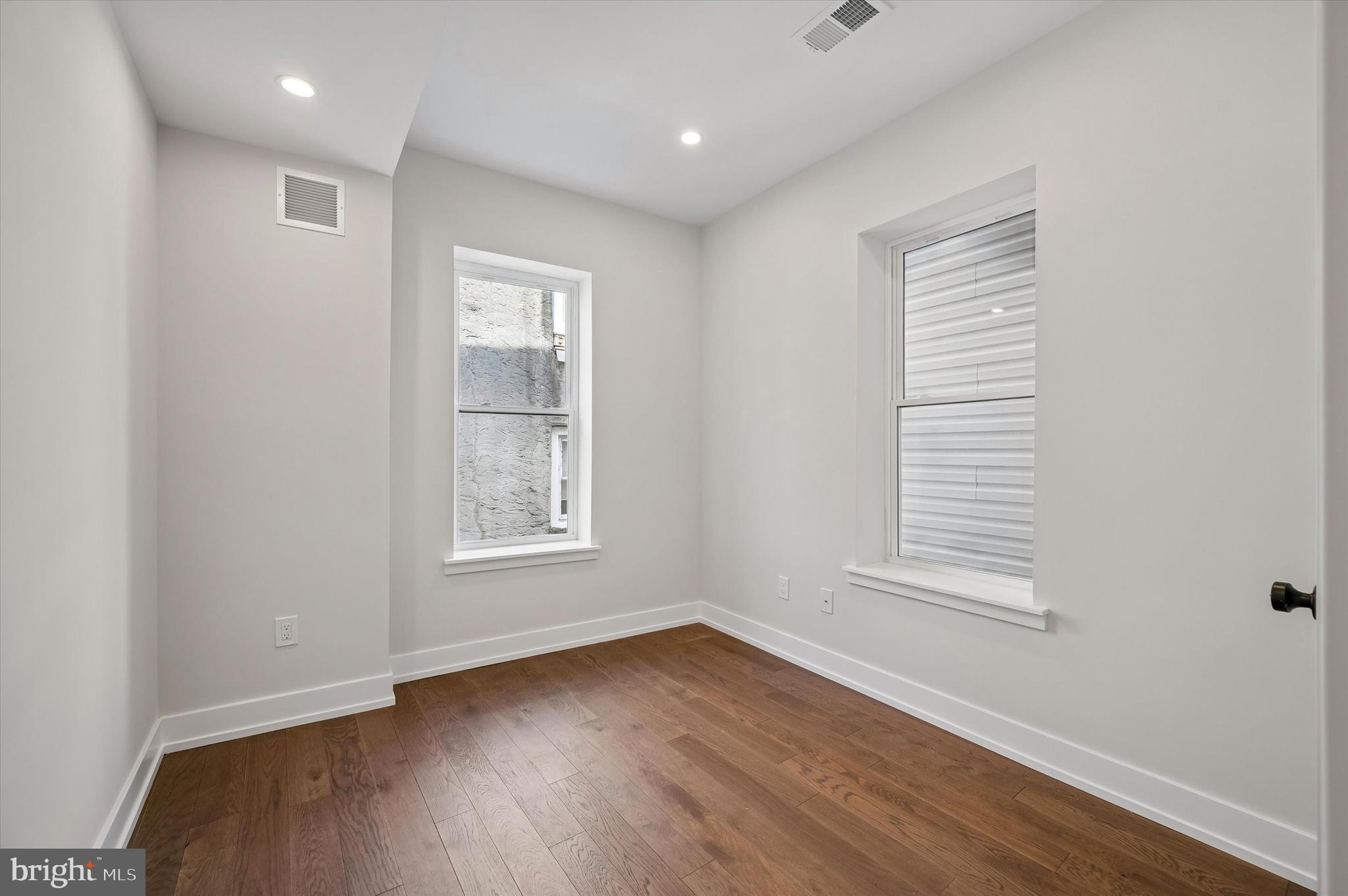 QUEEN VILLAGE - Residential