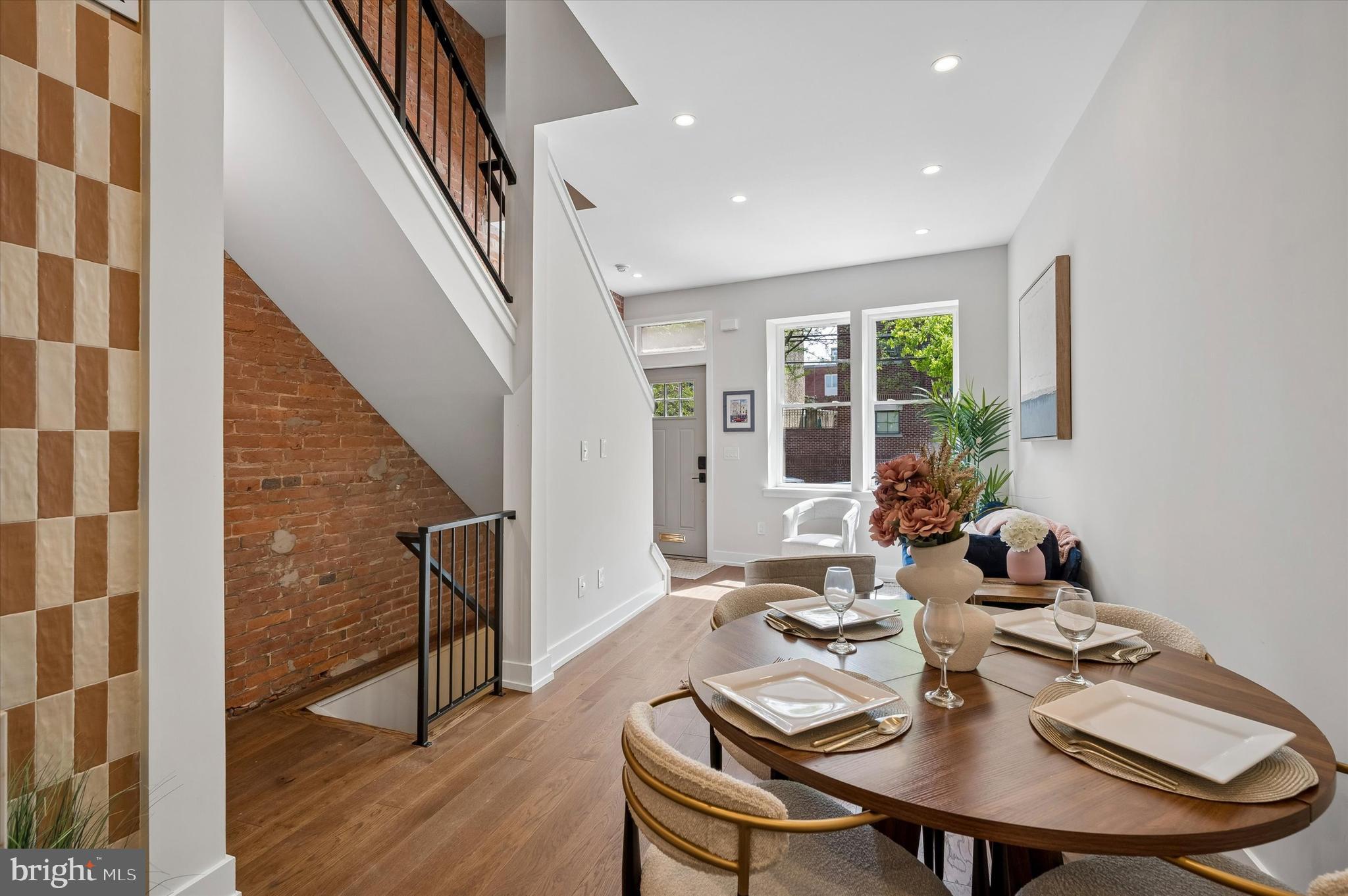 QUEEN VILLAGE - Residential