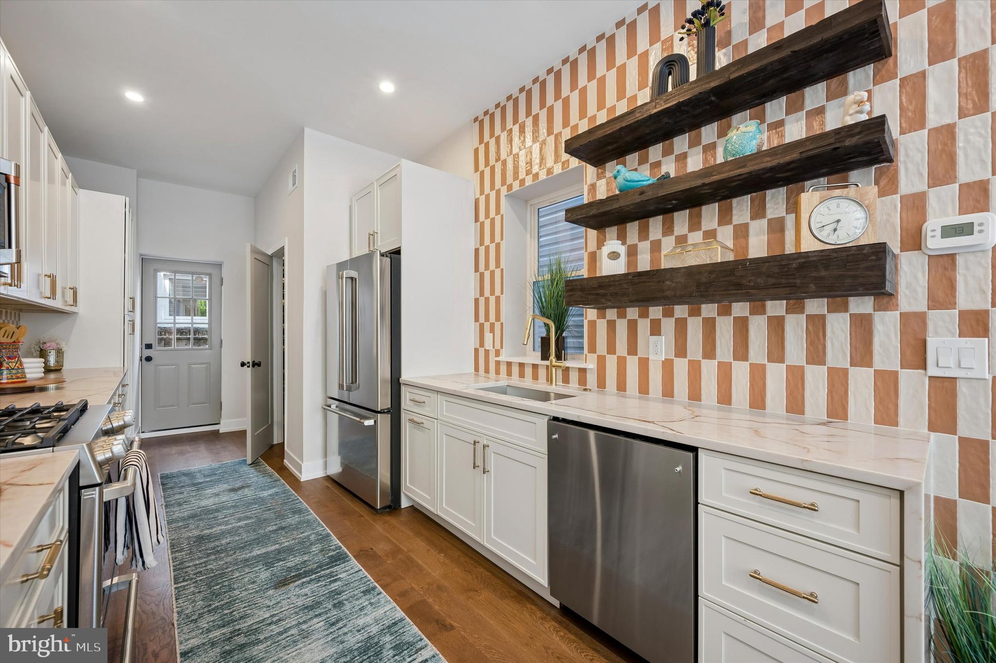 QUEEN VILLAGE - Residential