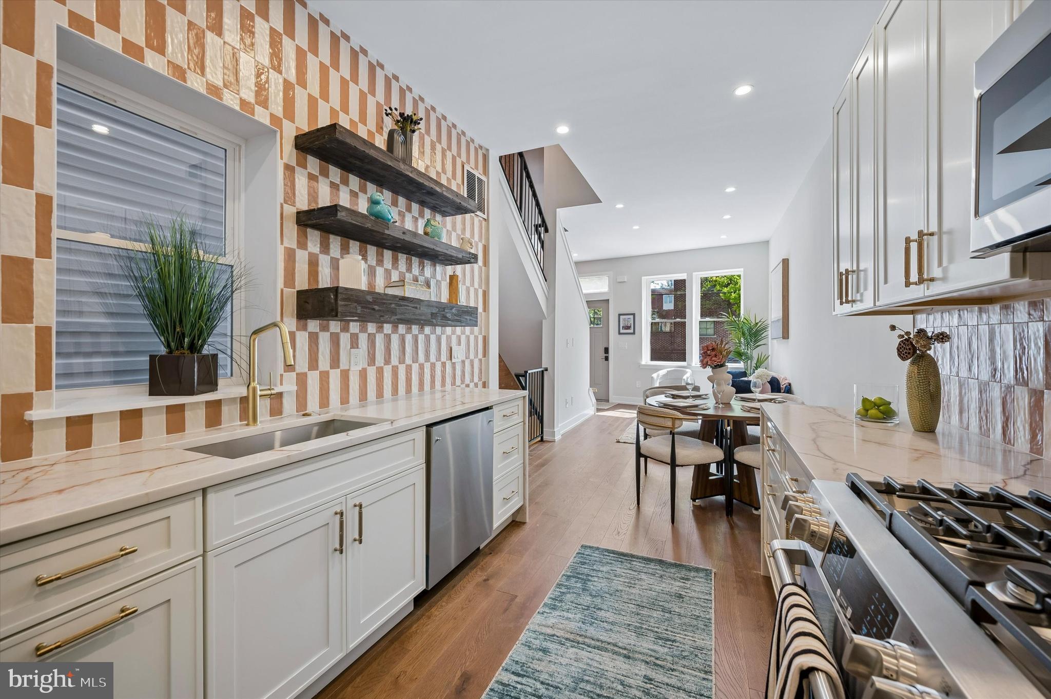 QUEEN VILLAGE - Residential