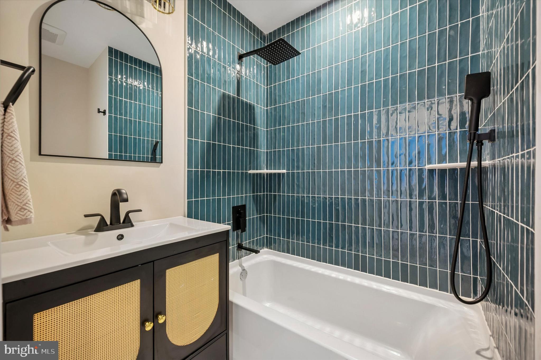 QUEEN VILLAGE - Residential