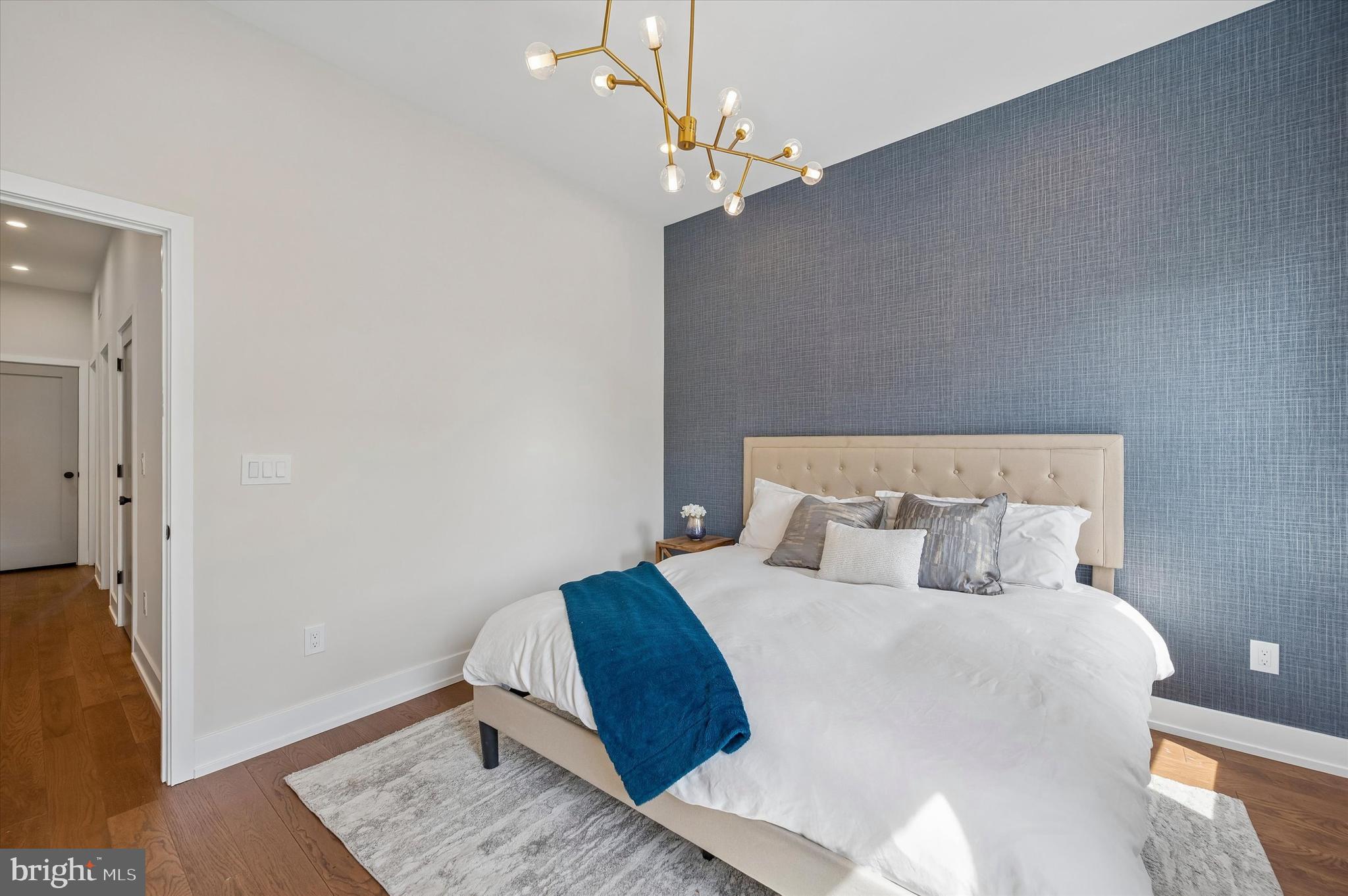 QUEEN VILLAGE - Residential