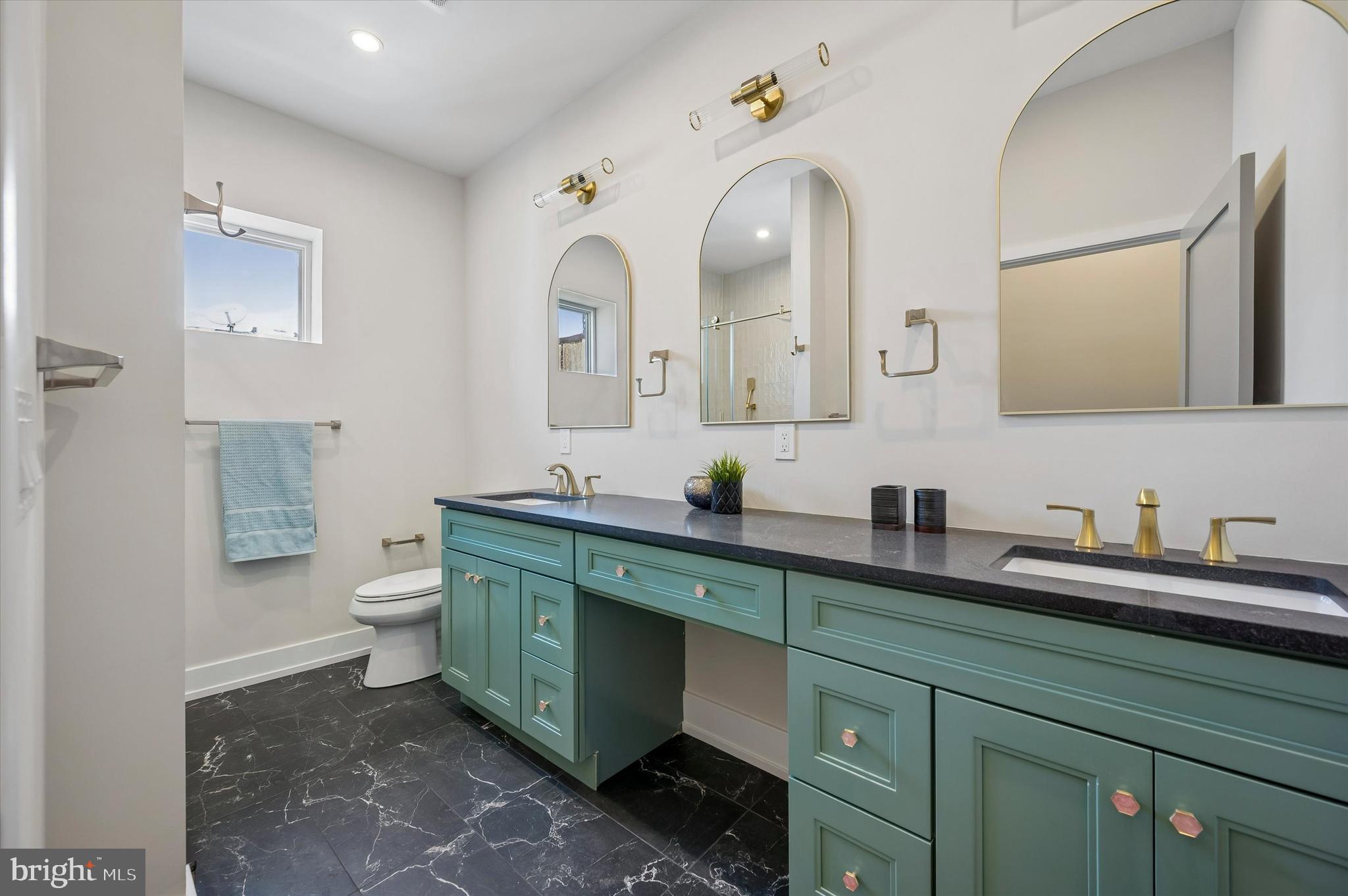 QUEEN VILLAGE - Residential