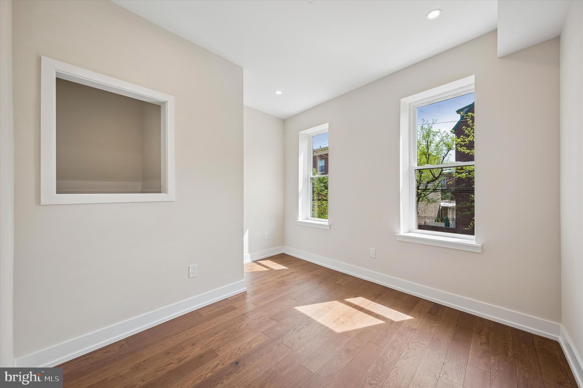 QUEEN VILLAGE - Residential
