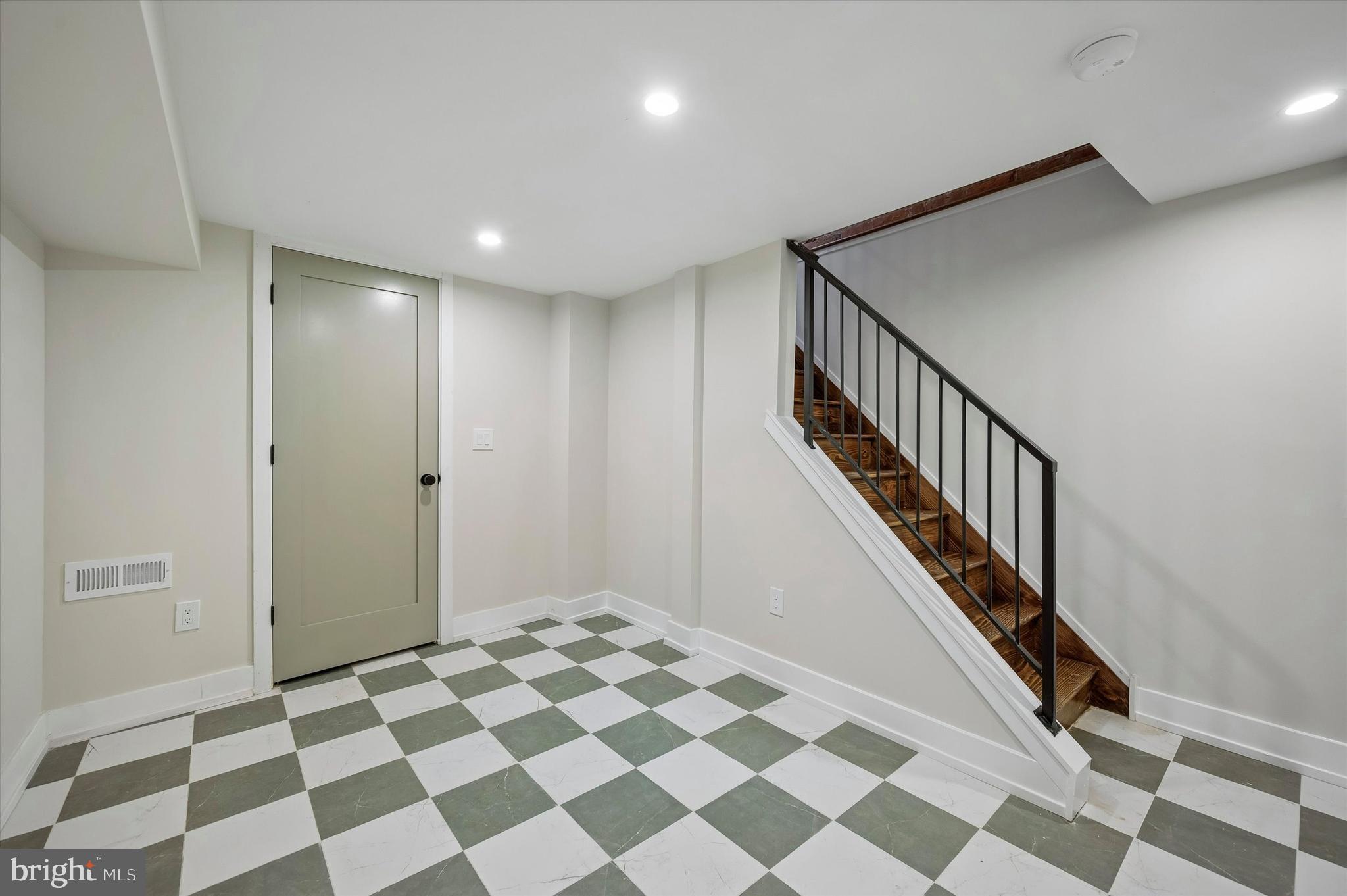 QUEEN VILLAGE - Residential