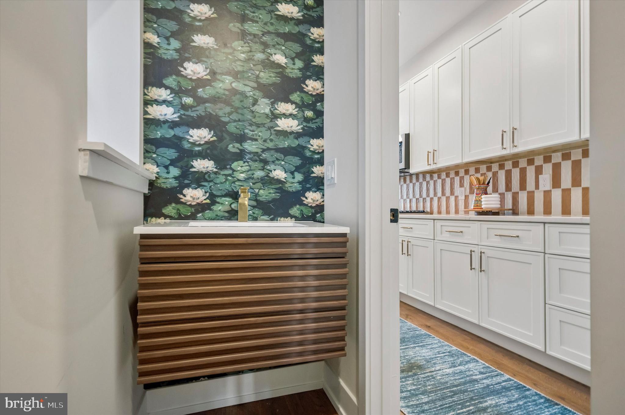 QUEEN VILLAGE - Residential