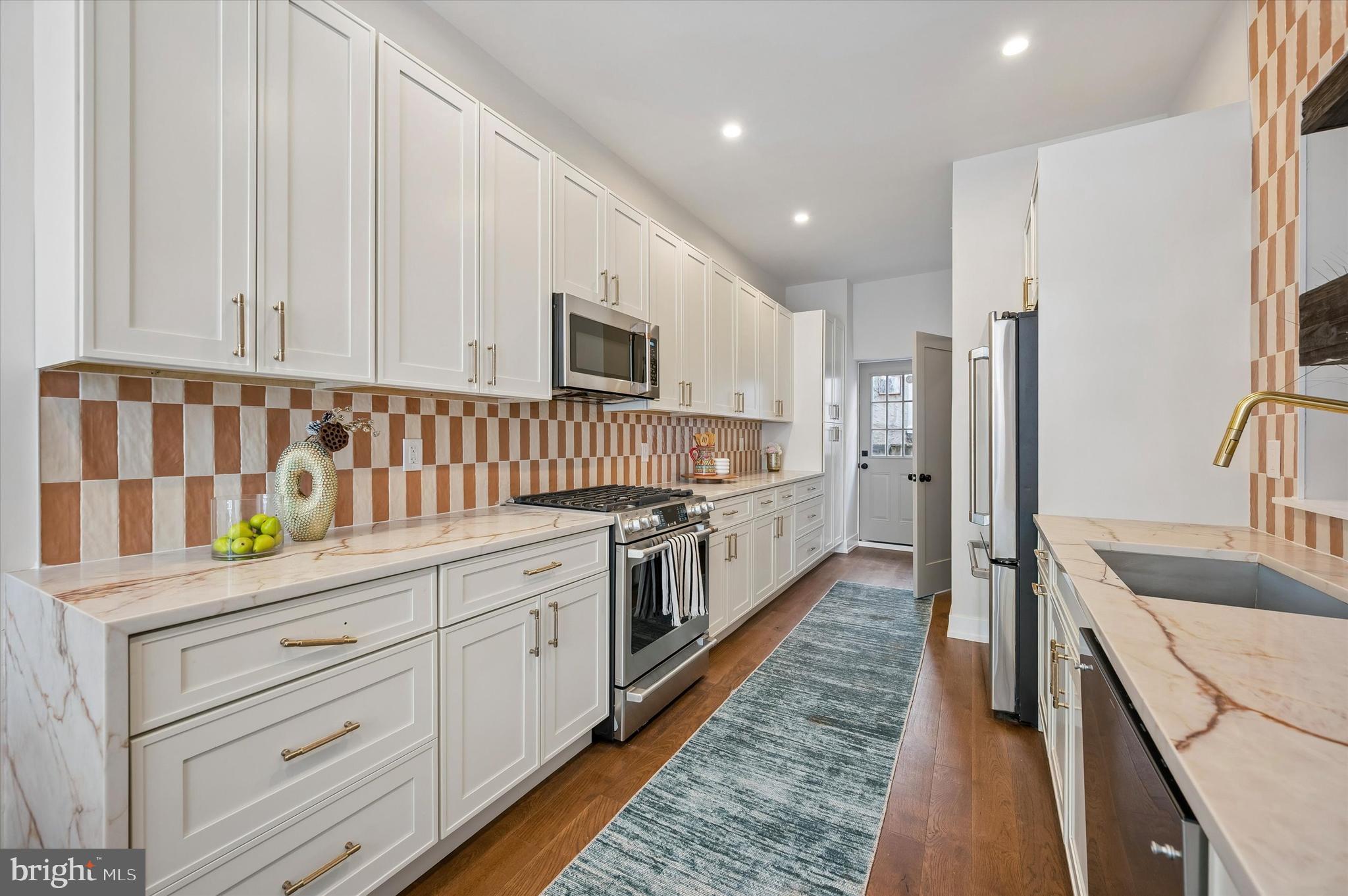 QUEEN VILLAGE - Residential