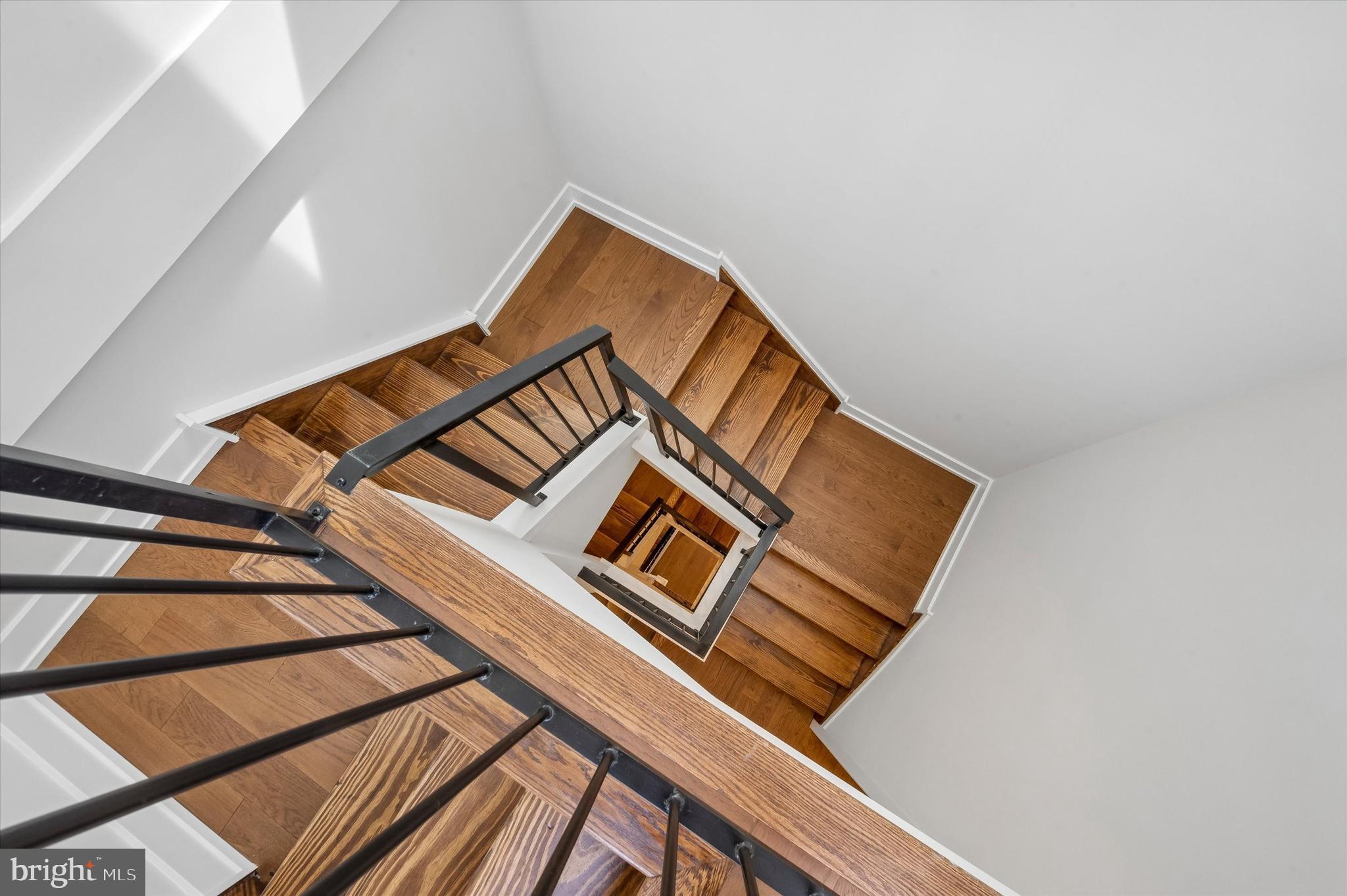 QUEEN VILLAGE - Residential