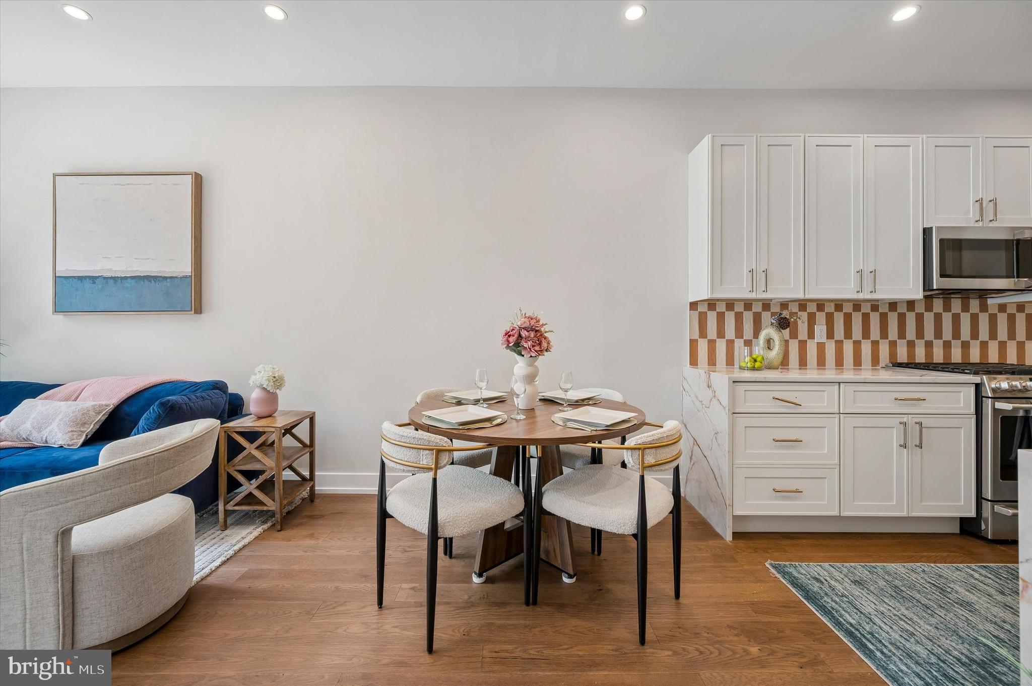 QUEEN VILLAGE - Residential