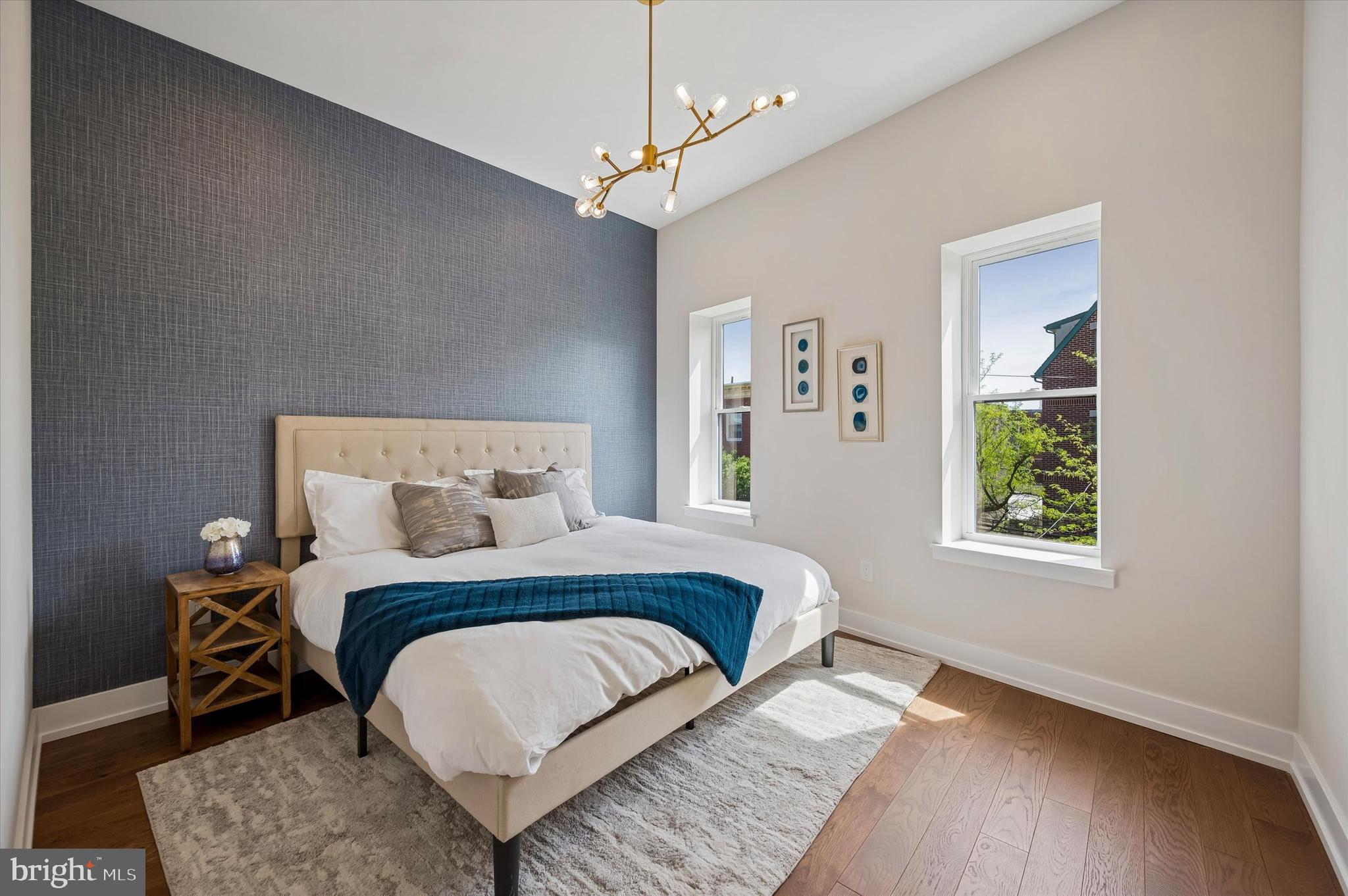 QUEEN VILLAGE - Residential