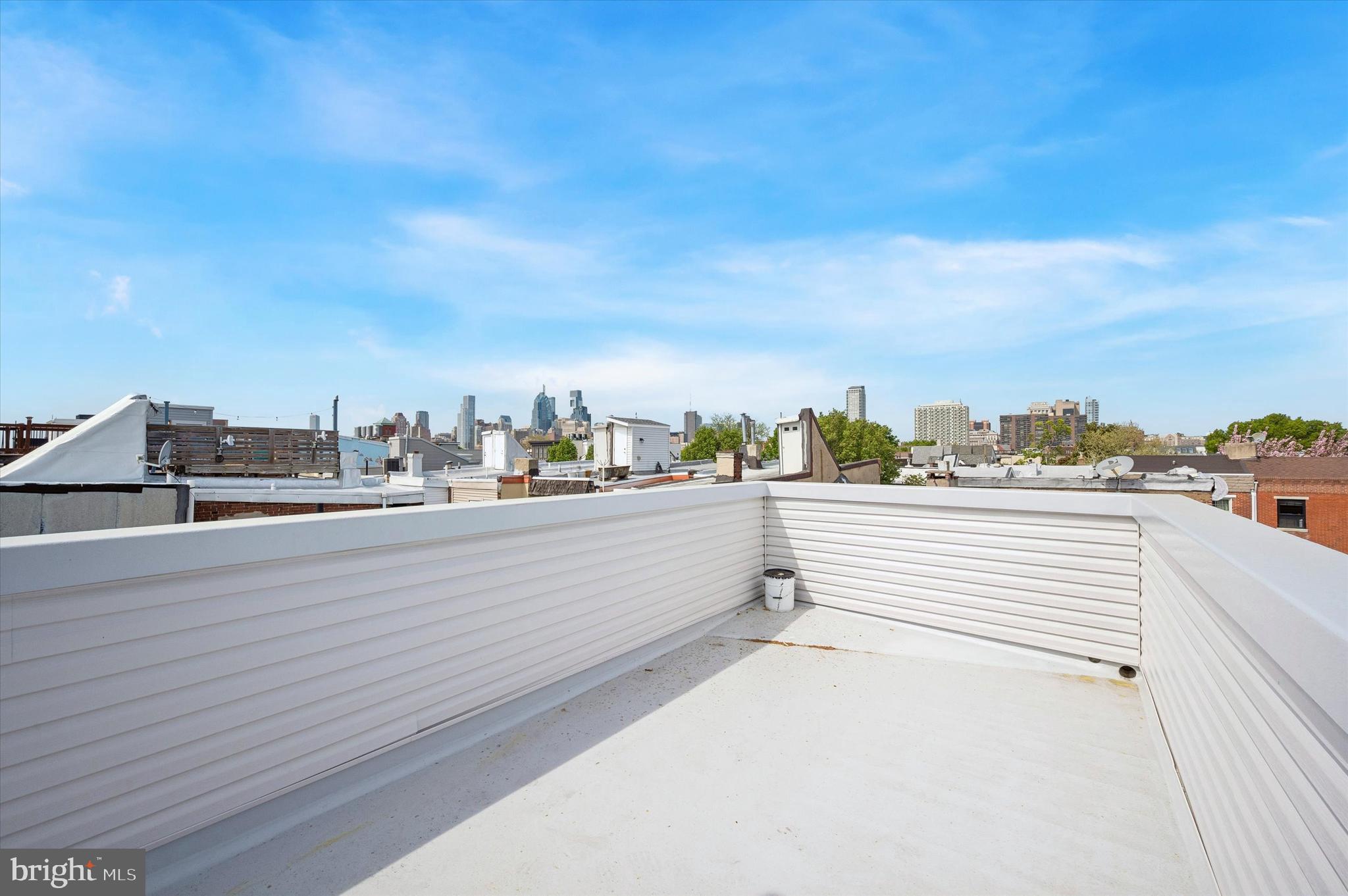 QUEEN VILLAGE - Residential