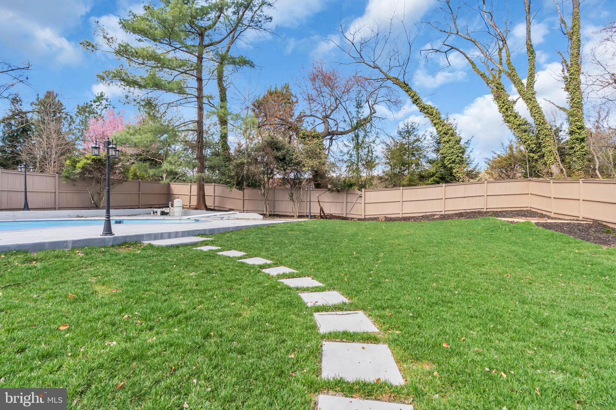 STONEWALL MANOR - Residential