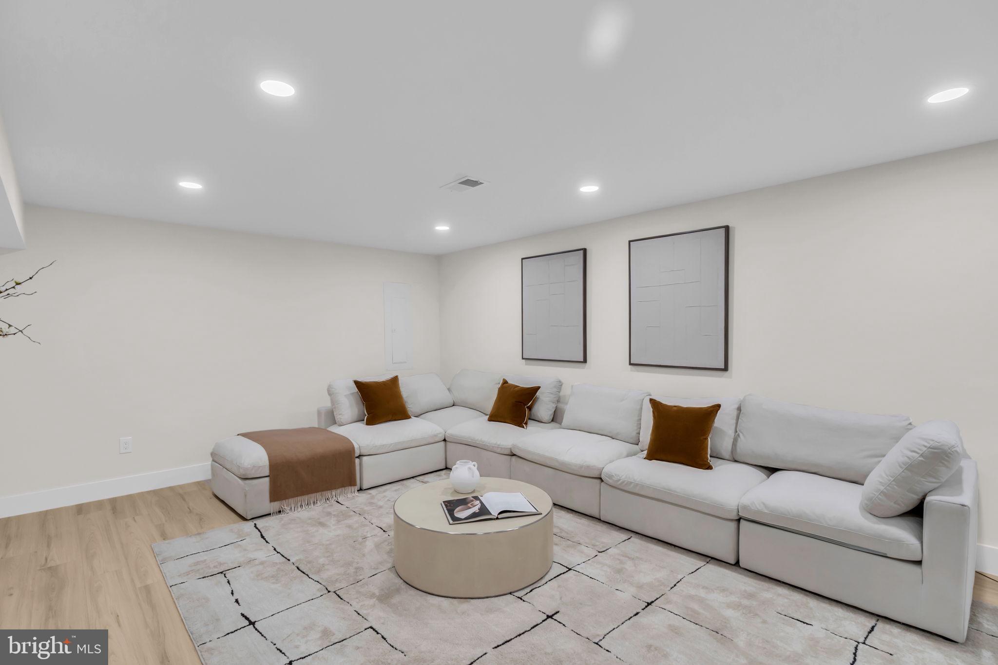 STONEWALL MANOR - Residential