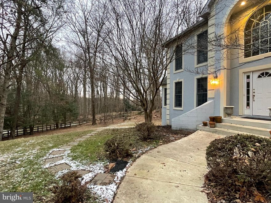 3BR/1BA  approx 2000 sq. ft. partly furnished suite  is available for rent. The space includes 1 Master bed (10' x 14') and 2 smaller beds (8' x 9'). 1 full bath. private kitchen, washer/dryer, private entrance/exit and private patio.

Suite has a furnace/storage room (not for tenant use). Landlord lives upstairs & needs to access it periodically. Also, landlord has 2 outdoor cats.